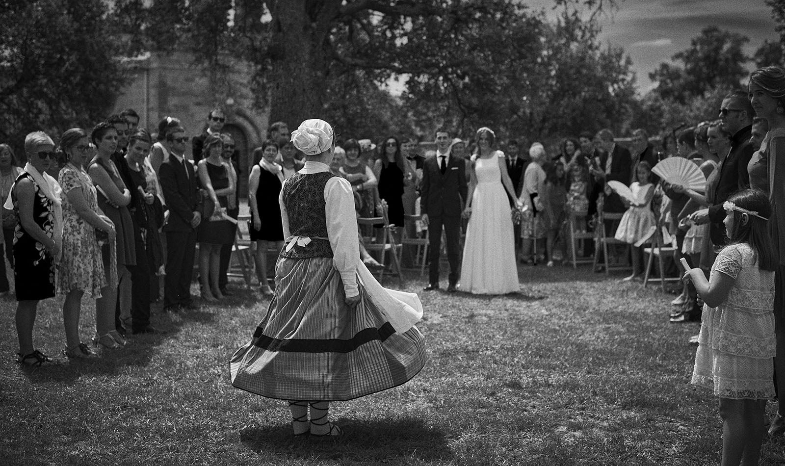 baile del aurresku en boda de campo en la rioja