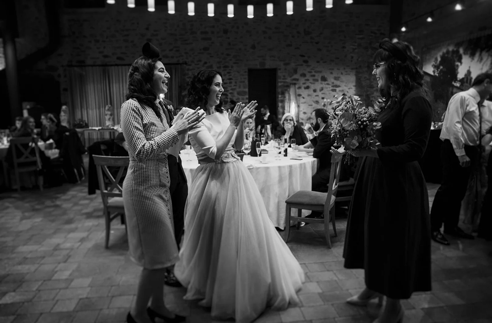 entrega de ramo de novia en el restaurante Komentu Maitea