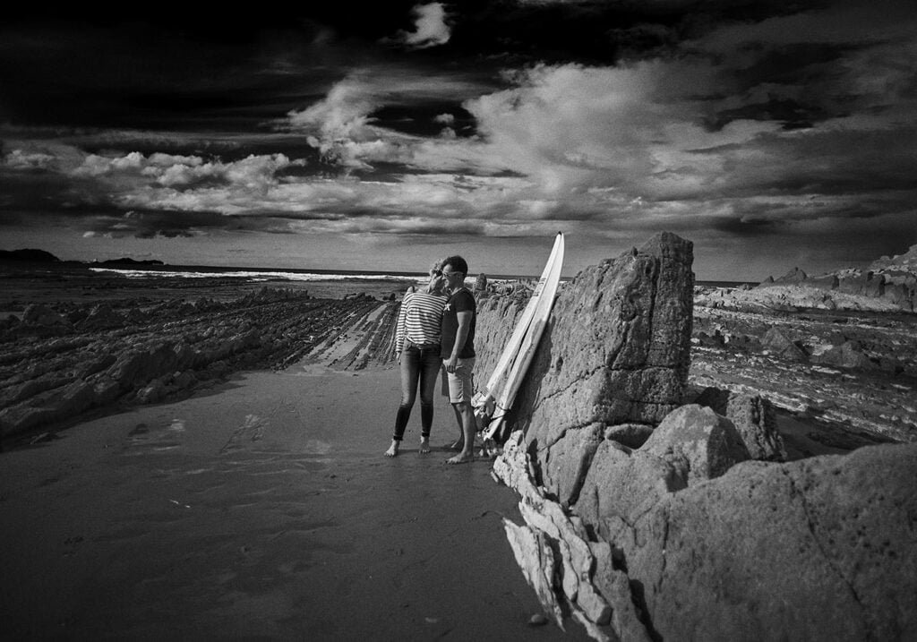 Sesión fotográfica romántica en Sopelana: El arte del Blanco y Negro