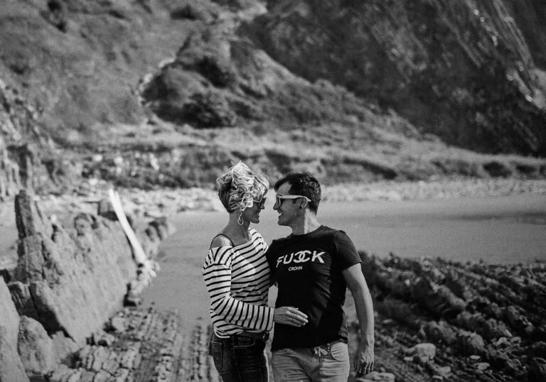Sesión fotográfica romántica en Sopelana: El arte del Blanco y Negro