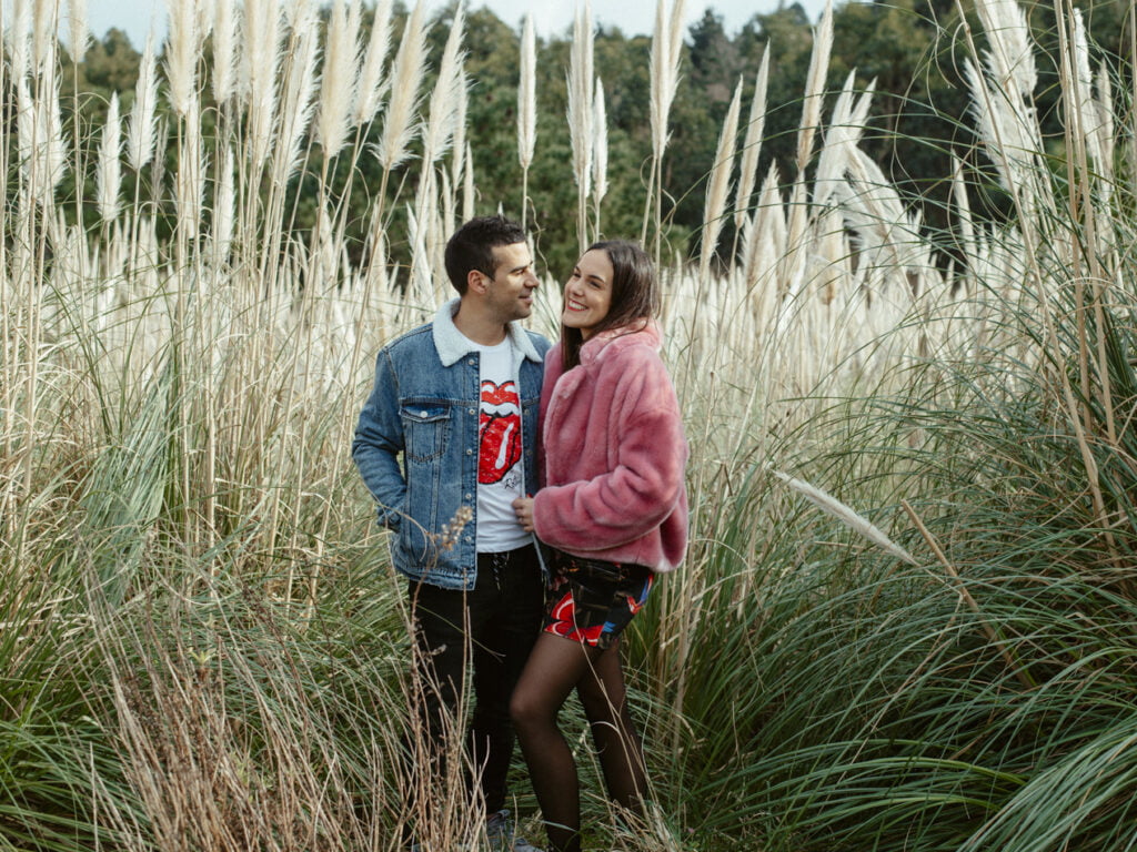 Reportaje romantico de pareja en Mundaka y en la playa de Muriola dias antes de su enlace de boda