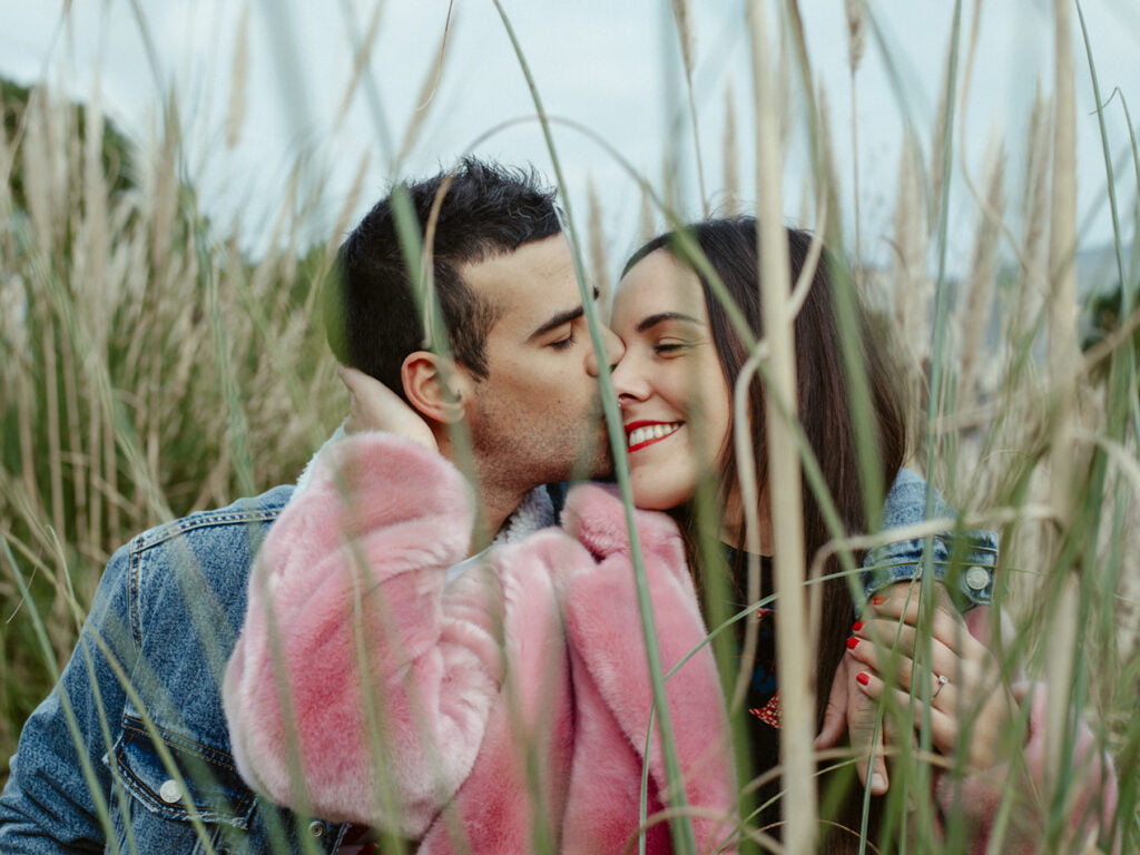 Reportaje romantico de pareja en Mundaka y en la playa de Muriola dias antes de su enlace de boda