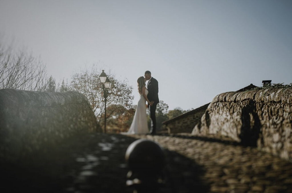 foto de boda en el puente de Lierganes en Cantabria