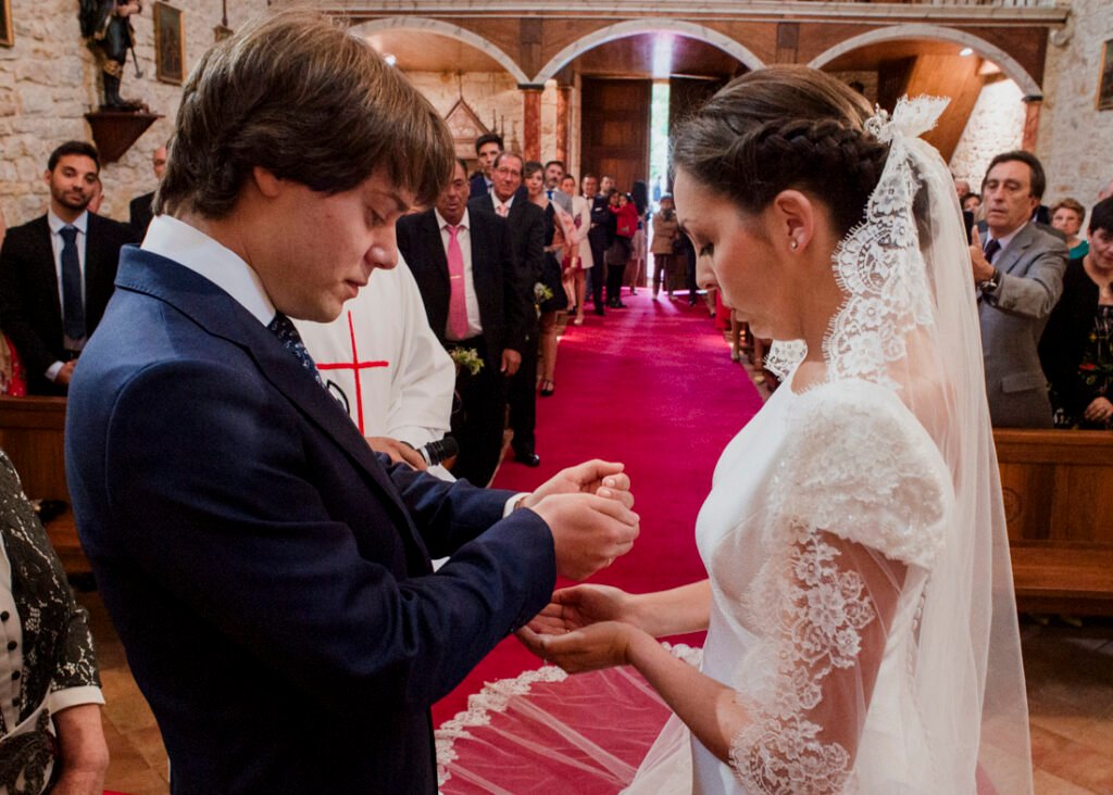Fotografía de boda en Villarcayo: Iglesia de San Roque y Restaurante Plati.