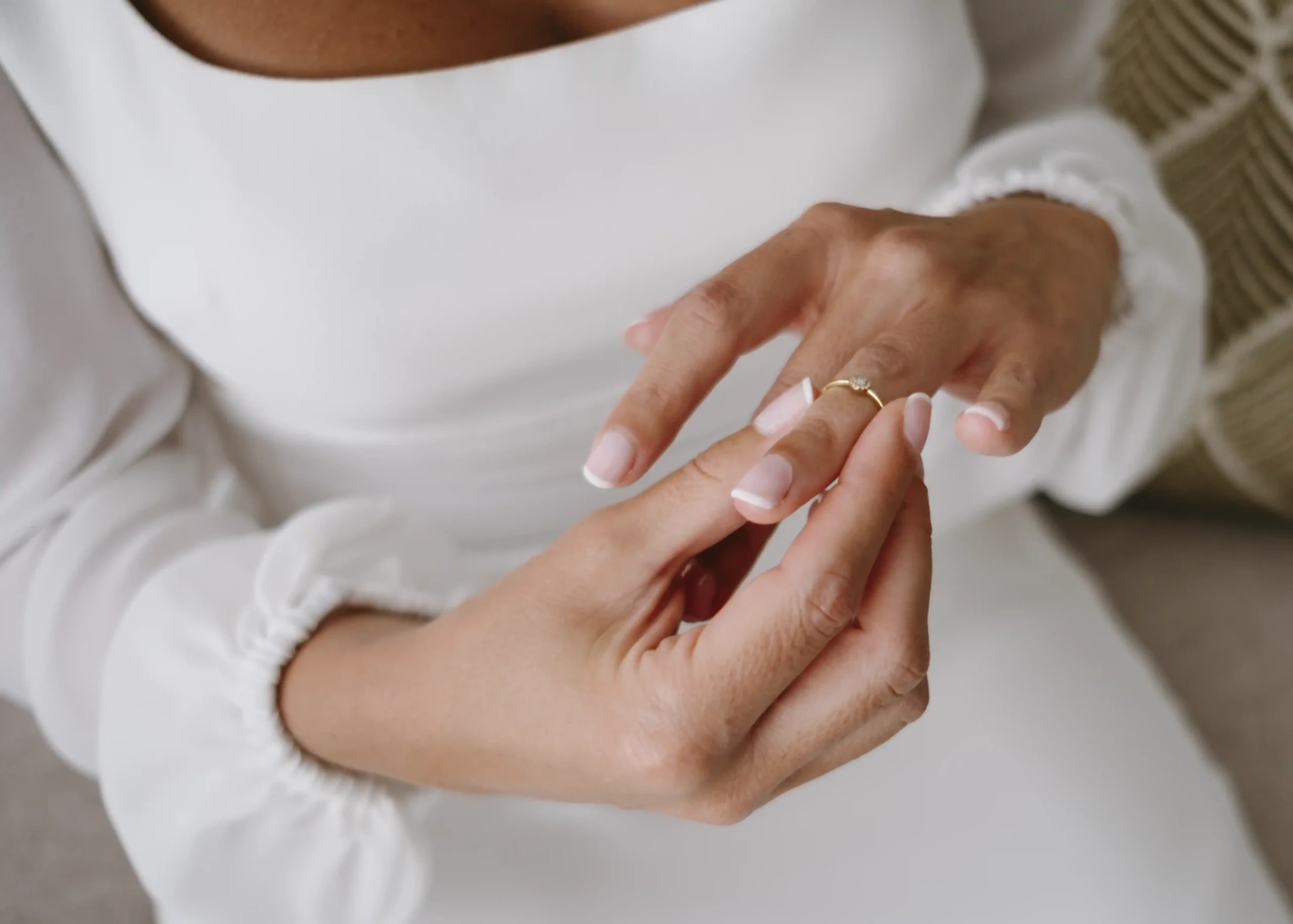 pareja de novios en su boda en Bilbao con fotografía natural y emotiva