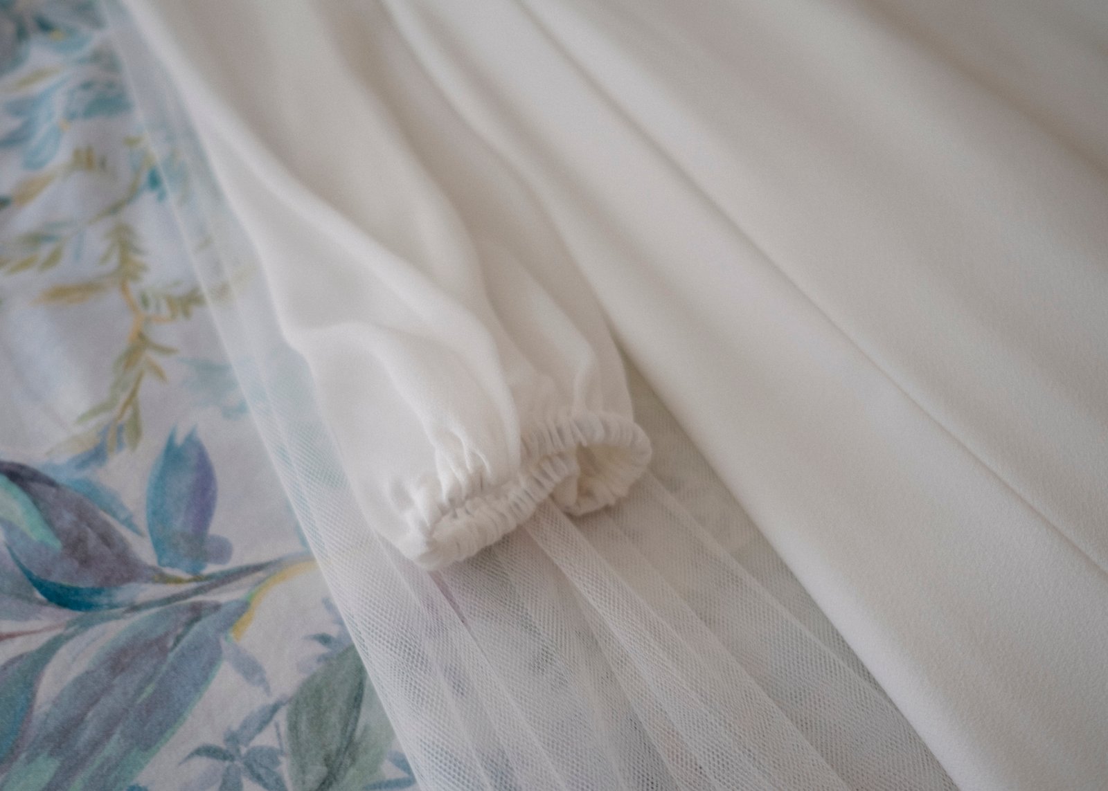 Detalle floral y decoración del altar en la ceremonia de boda en la Universidad de Deusto, Bilbao.
