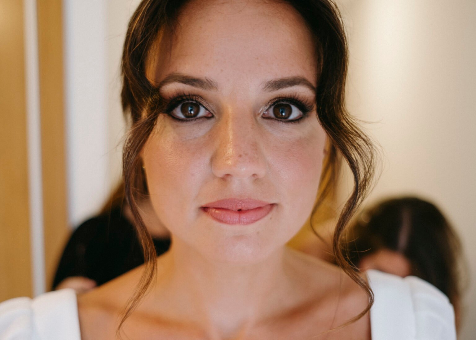 Fotografía de la boda de Rubén y Julia durante la ceremonia religiosa en la Universidad de Deusto, Bilbao, por fotógrafo de bodas profesional.