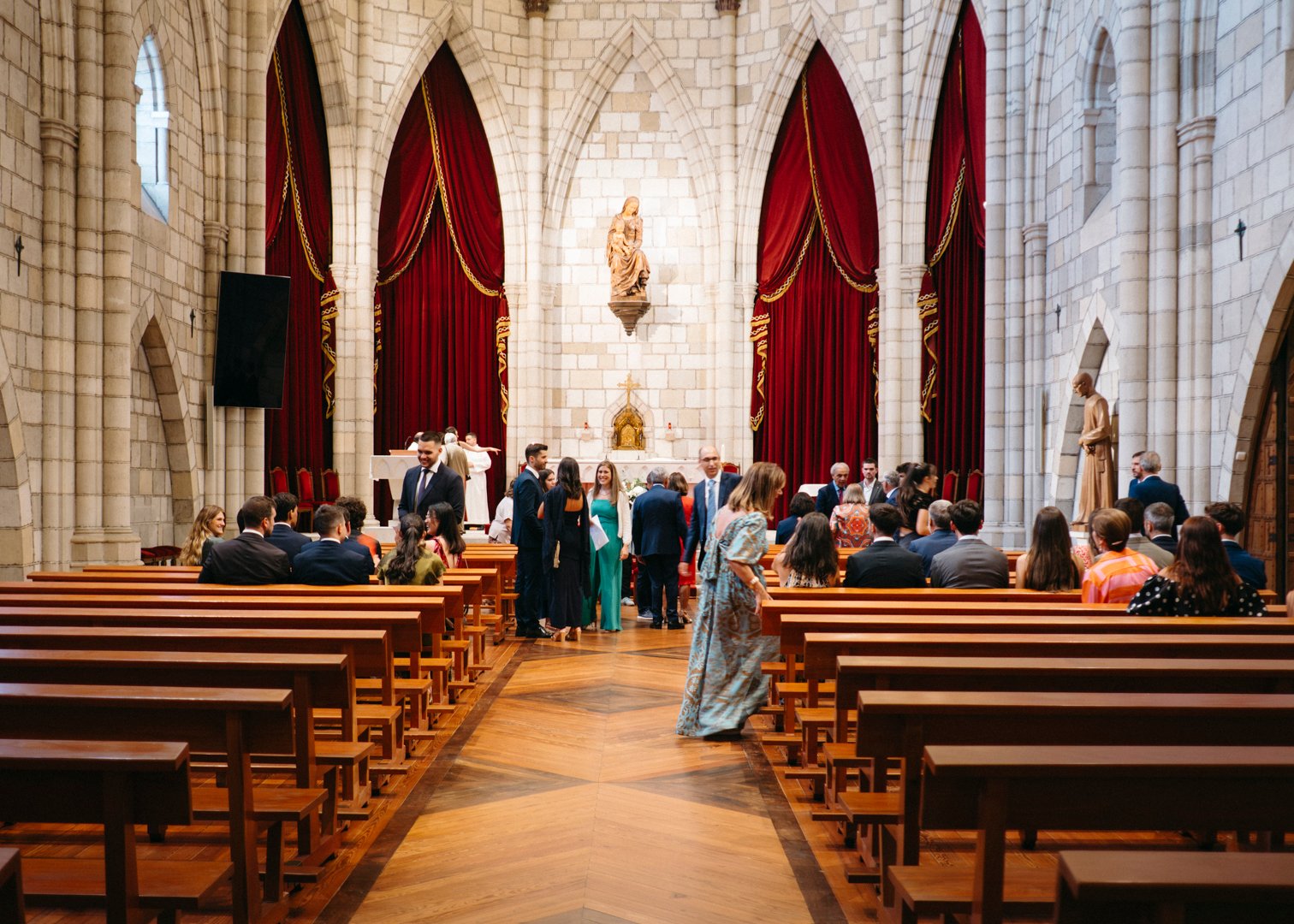 Fotografía de la boda de Rubén y Julia durante la ceremonia religiosa en la Universidad de Deusto, Bilbao, por fotógrafo de bodas profesional.