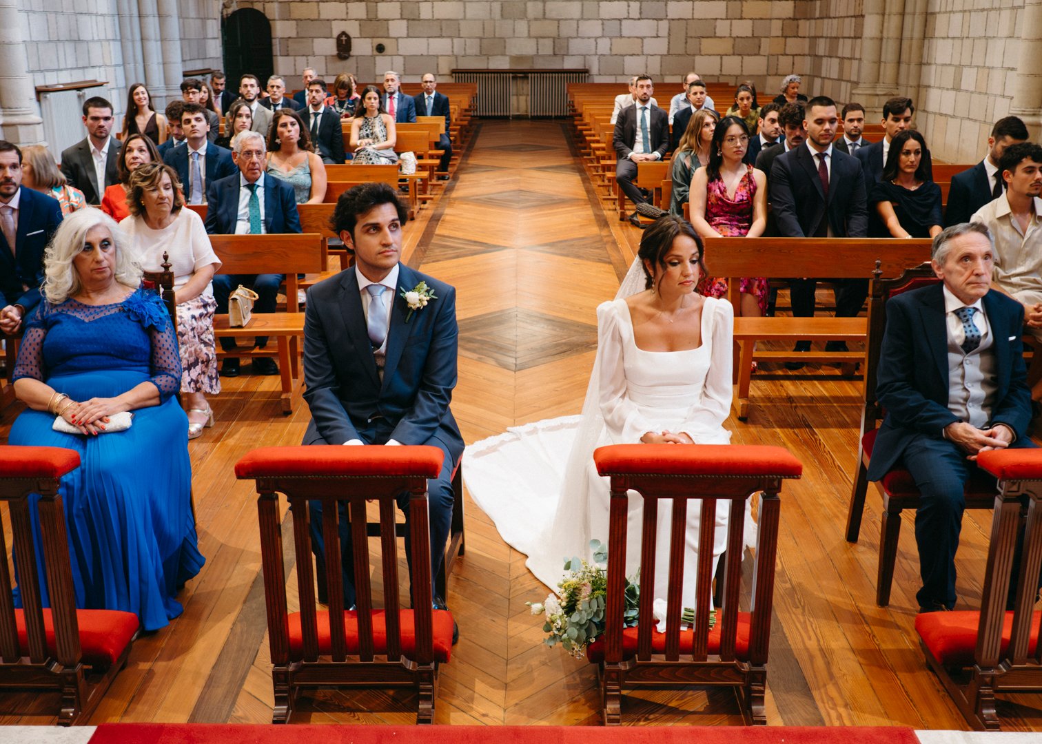 Detalle floral y decoración del altar en la ceremonia de boda en la Universidad de Deusto, Bilbao.