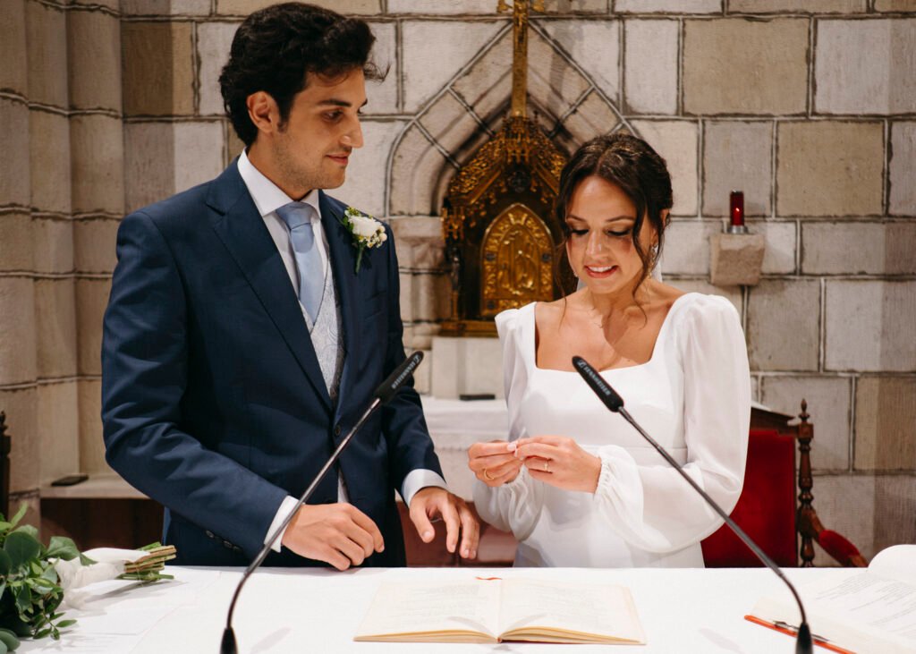 Novia emocionada durante la ceremonia religiosa en la Universidad de Deusto, fotografiada por Luis Mejías, fotógrafo de bodas en Bilbao.