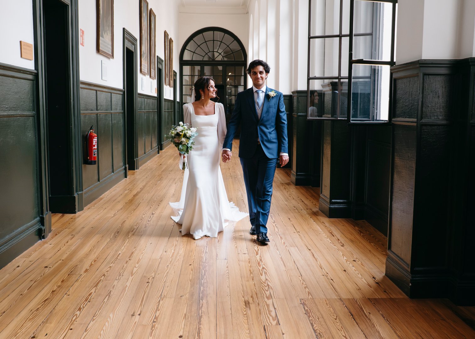 Novia emocionada durante la ceremonia religiosa en la Universidad de Deusto, fotografiada por Luis Mejías, fotógrafo de bodas en Bilbao.