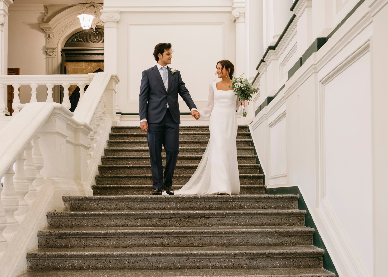 Fotografía de la boda de Rubén y Julia durante la ceremonia religiosa en la Universidad de Deusto, Bilbao, por fotógrafo de bodas profesional.