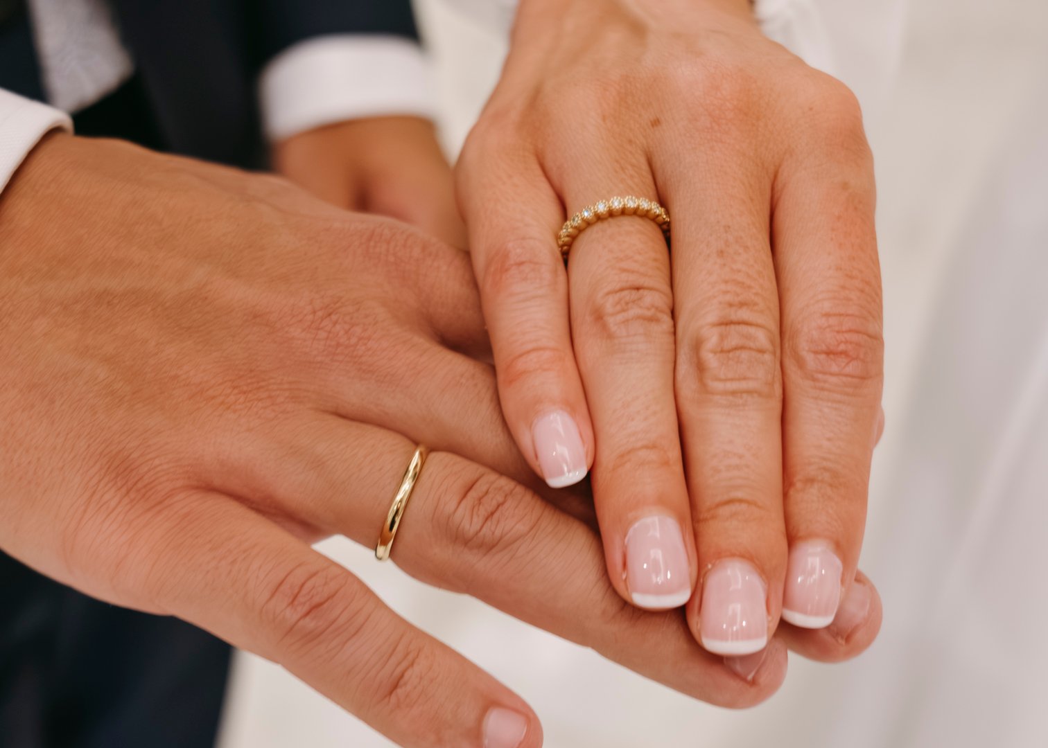 Fotografía de la boda de Rubén y Julia durante la ceremonia religiosa en la Universidad de Deusto, Bilbao, por fotógrafo de bodas profesional.