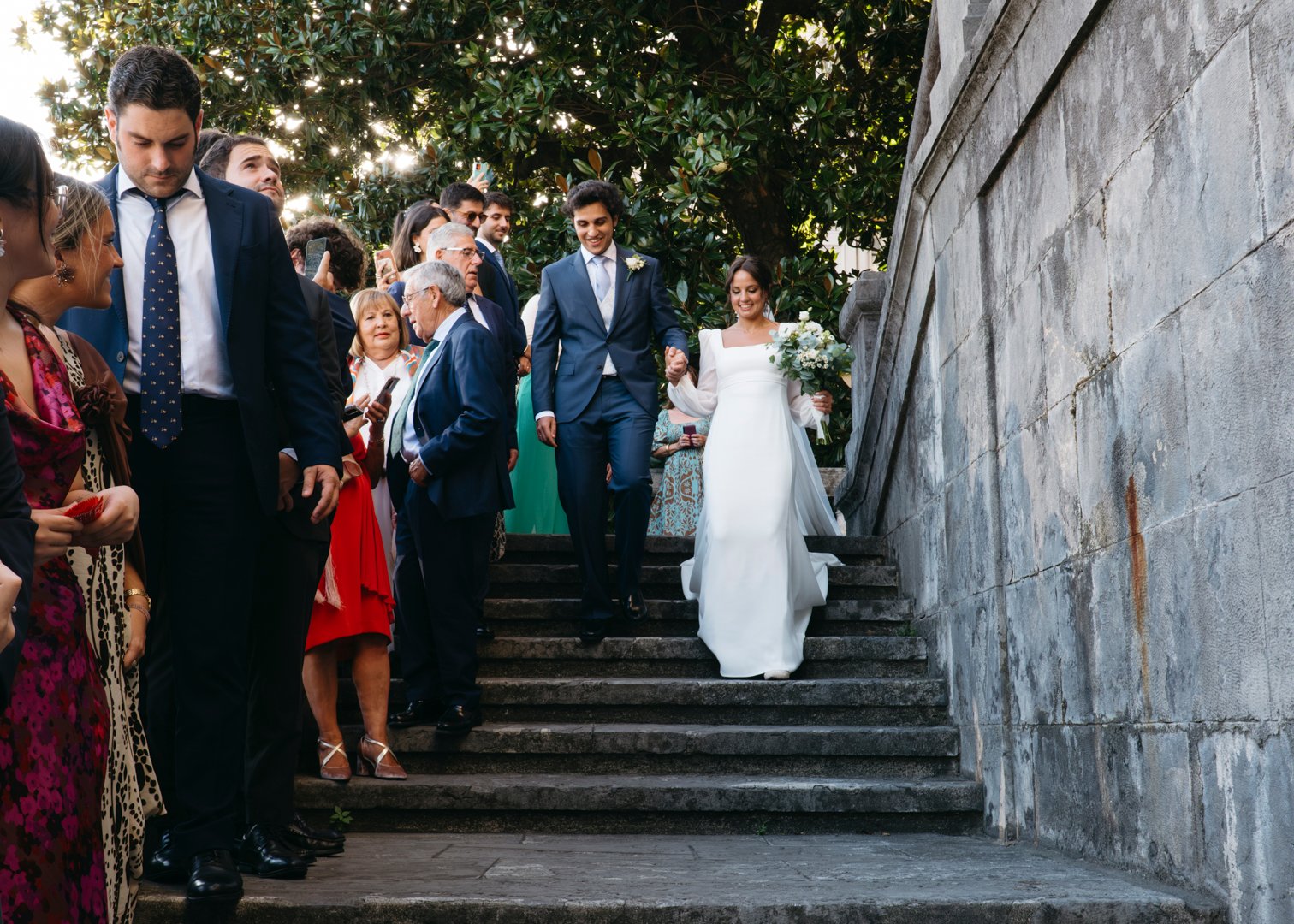 Fotografía de la boda de Rubén y Julia durante la ceremonia religiosa en la Universidad de Deusto, Bilbao, por fotógrafo de bodas profesional.