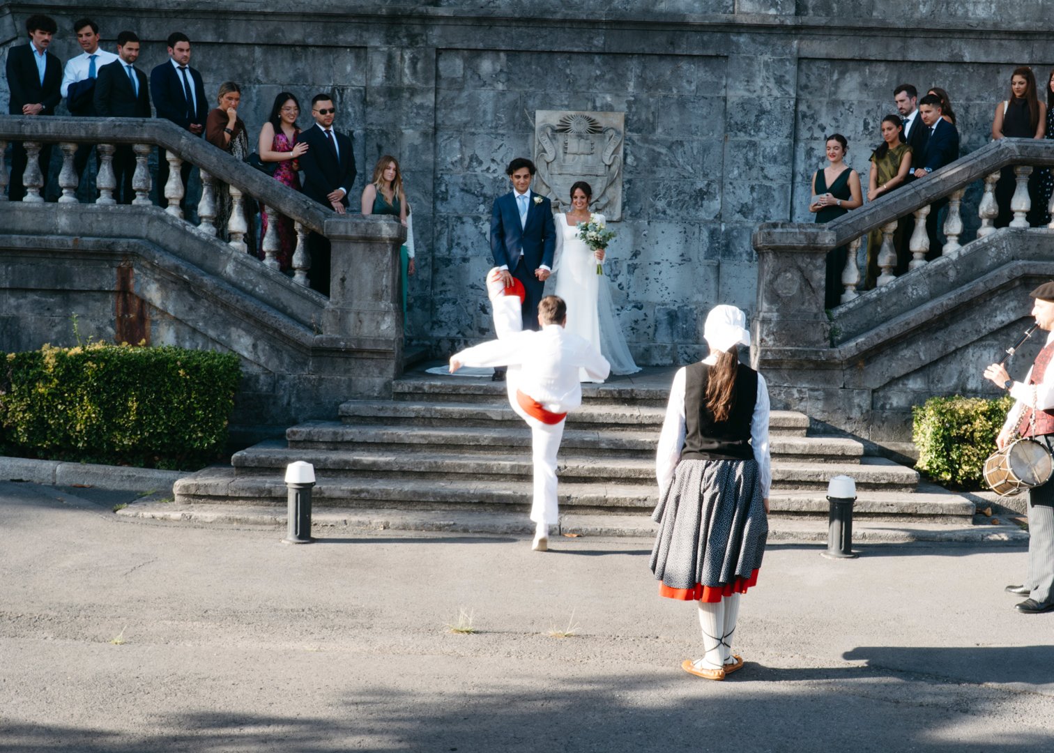 Fotografía de la boda de Rubén y Julia durante la ceremonia religiosa en la Universidad de Deusto, Bilbao, por fotógrafo de bodas profesional.