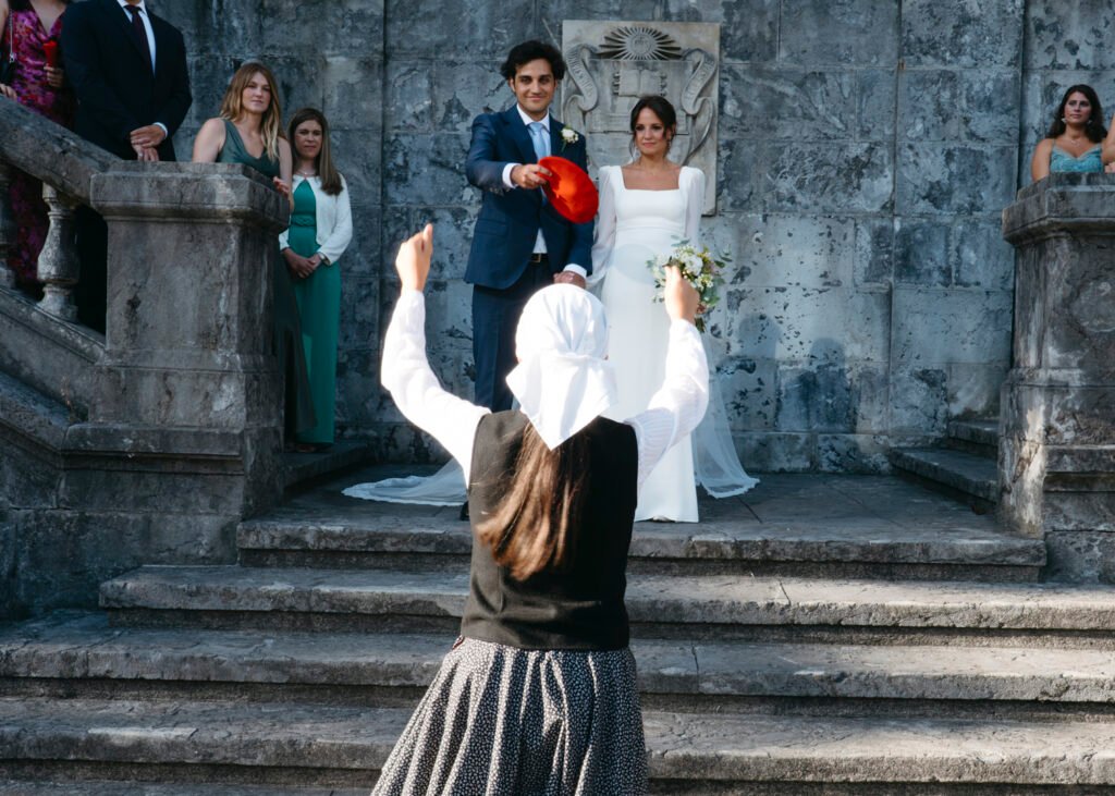 Portafolio 85 Fotografía de la boda de Rubén y Julia durante la ceremonia religiosa en la Universidad de Deusto, Bilbao, por fotógrafo de bodas profesional.
