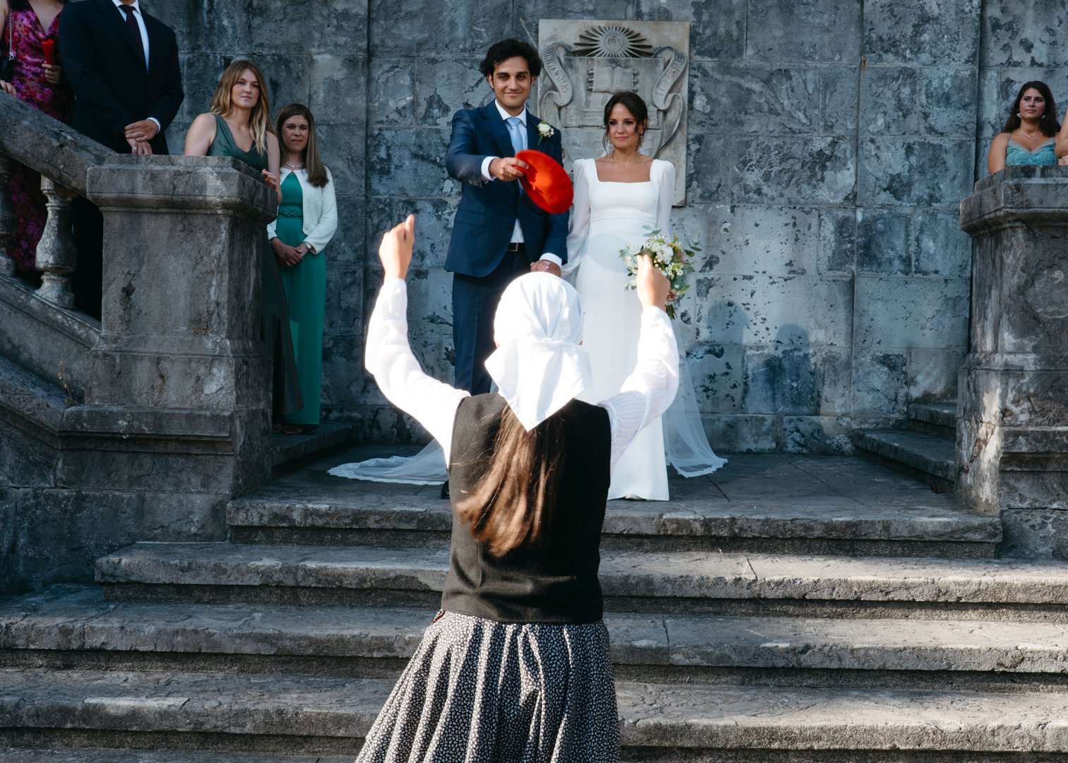 Fotografía de la boda de Rubén y Julia durante la ceremonia religiosa en la Universidad de Deusto, Bilbao, por fotógrafo de bodas profesional.