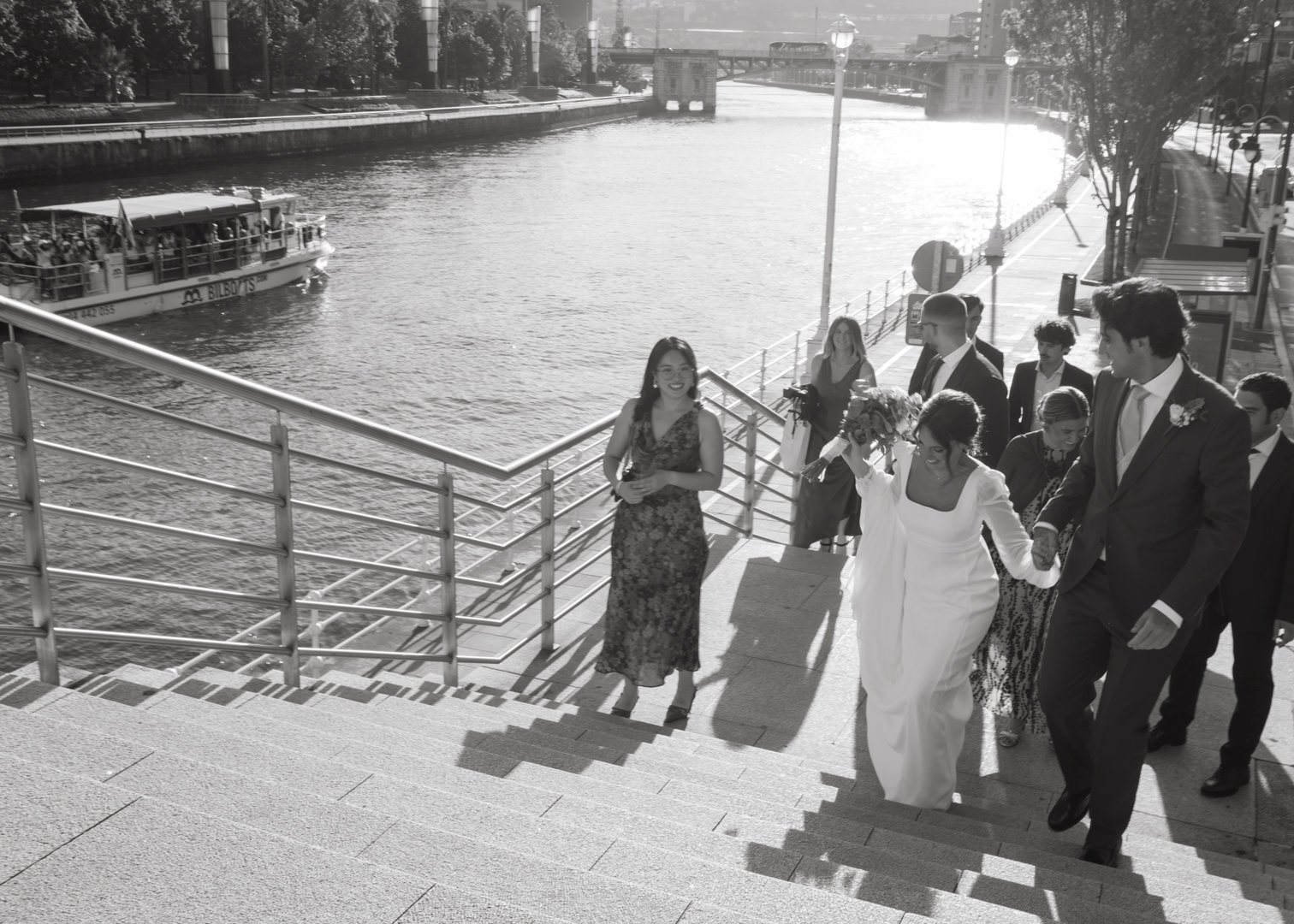 Fotografía romántica de Rubén y Julia junto al Museo Guggenheim Bilbao durante su reportaje de boda.