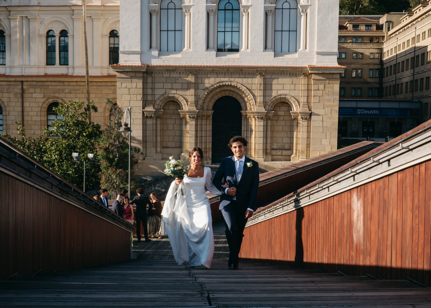 Retrato de pareja con reflejos sobre la ría de Bilbao frente al Museo Guggenheim, fotografía de boda moderna y artística.