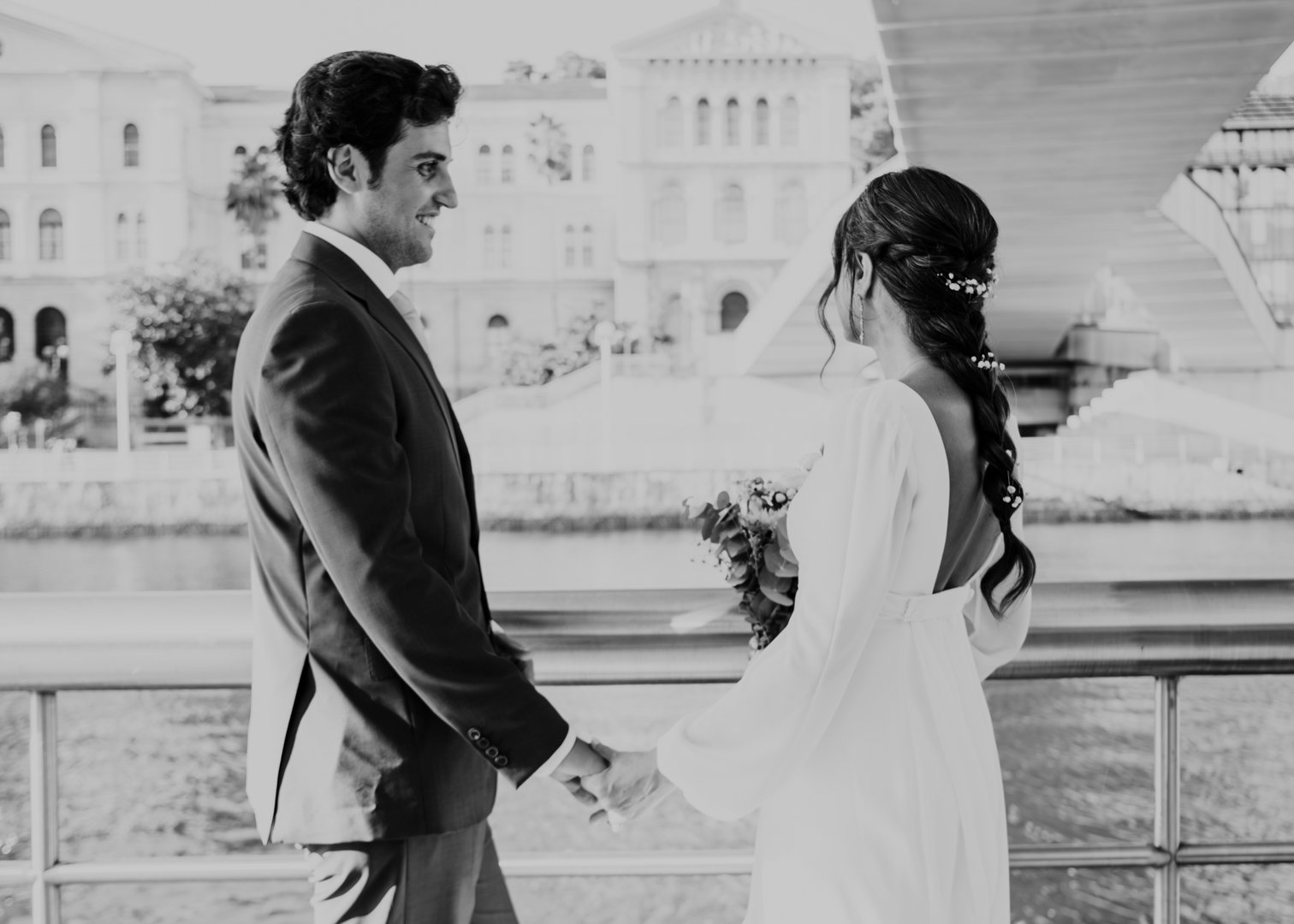 Foto de boda en Bilbao con el Puente de La Salve y el Museo Guggenheim al fondo, capturada al atardecer.