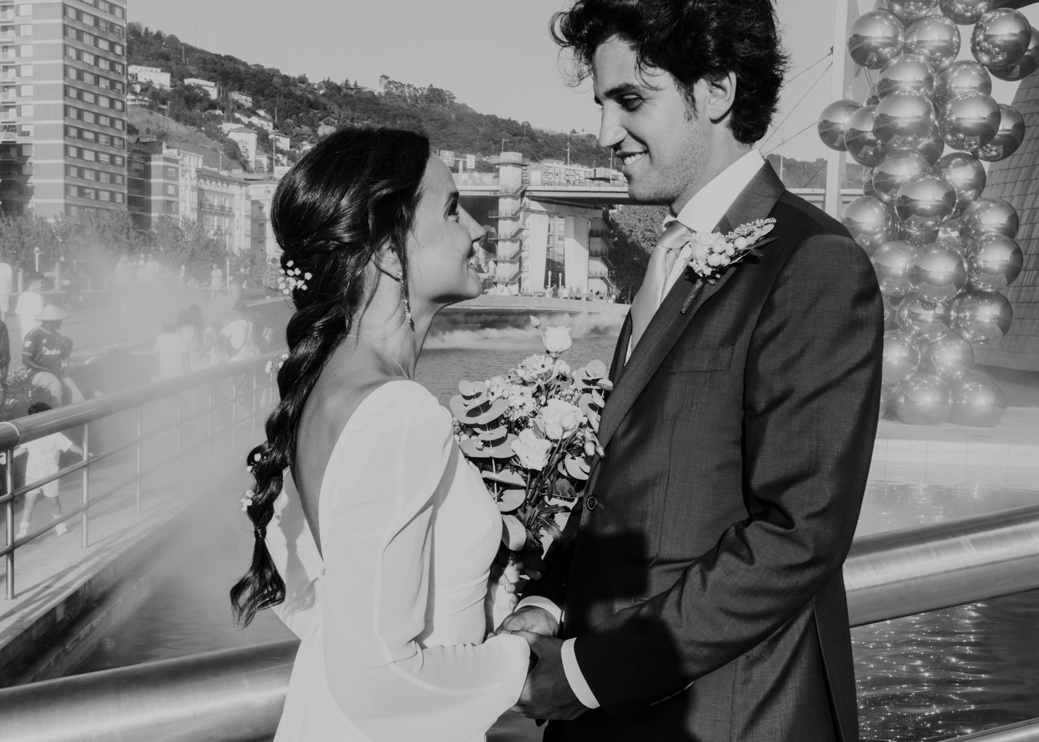Foto de boda en Bilbao con el Puente de La Salve y el Museo Guggenheim al fondo, capturada al atardecer.