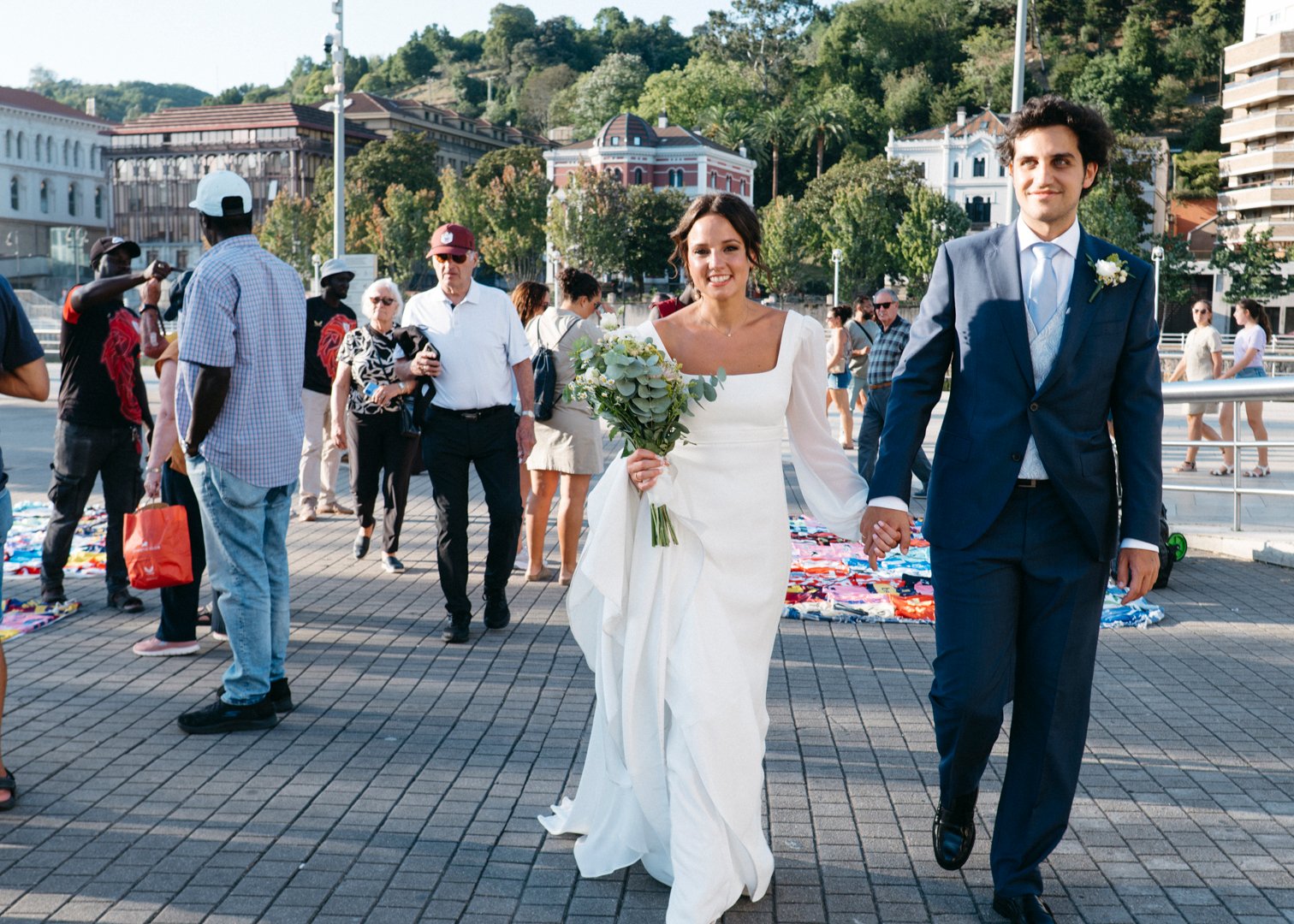 Fotografía romántica de Rubén y Julia junto al Museo Guggenheim Bilbao durante su reportaje de boda.
