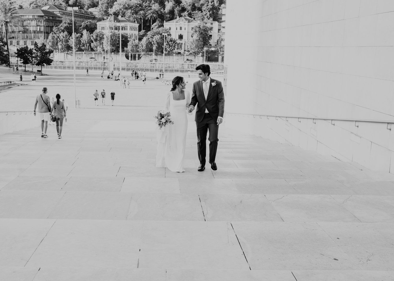 Fotografía romántica de Rubén y Julia junto al Museo Guggenheim Bilbao durante su reportaje de boda.
