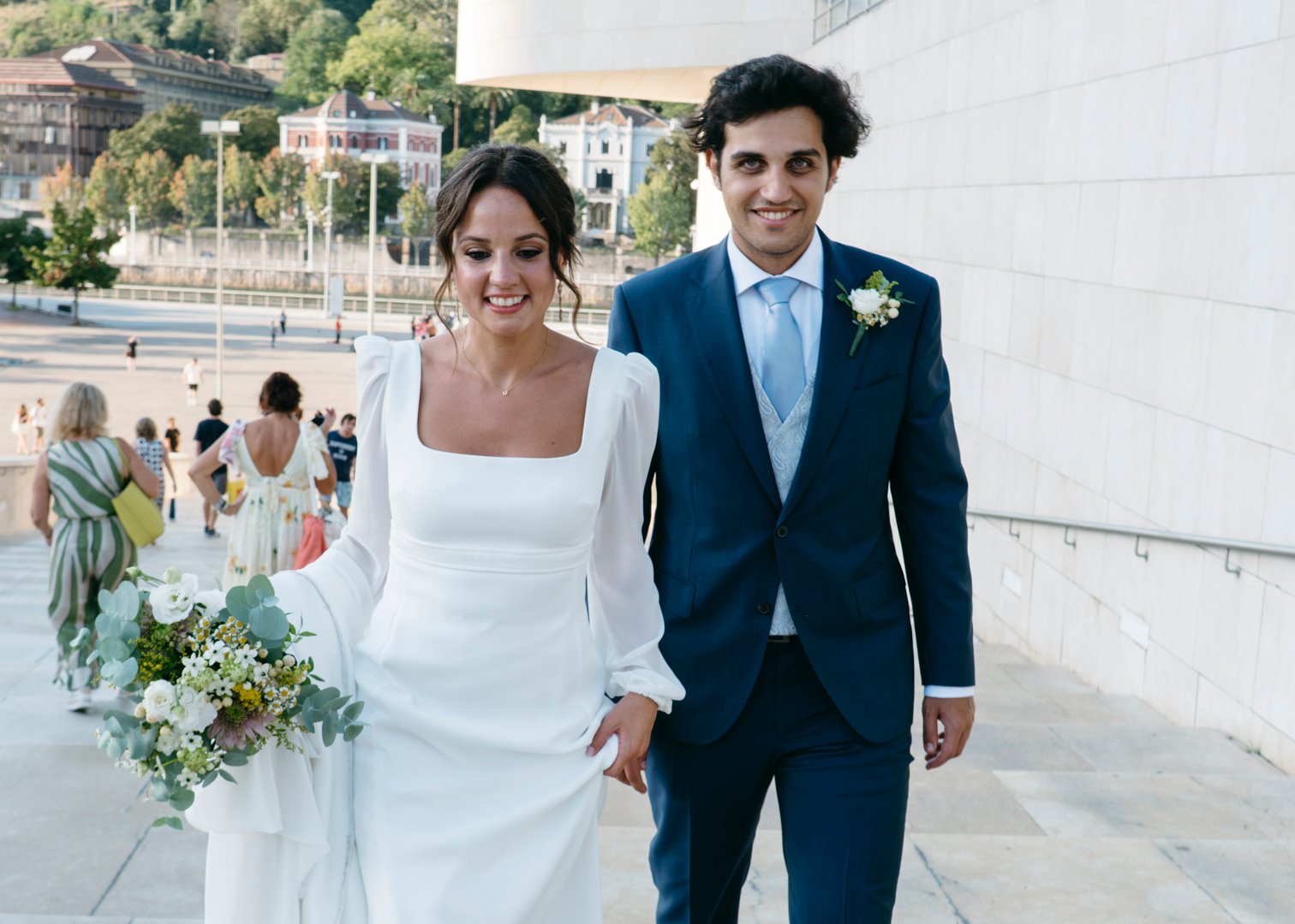 Fotografía romántica de Rubén y Julia junto al Museo Guggenheim Bilbao durante su reportaje de boda.