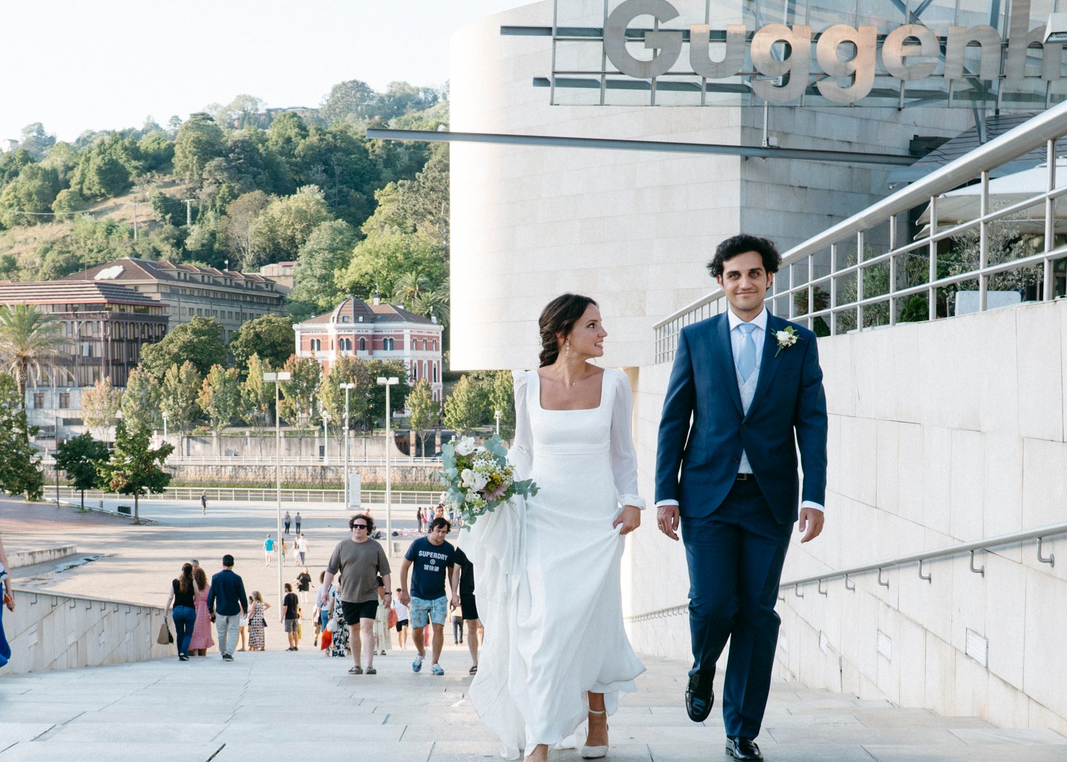 Fotografía romántica de Rubén y Julia junto al Museo Guggenheim Bilbao durante su reportaje de boda.
