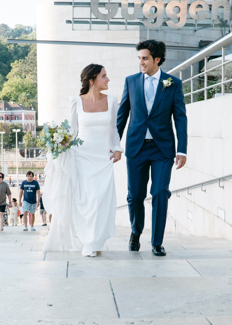 Fotografía romántica de Rubén y Julia junto al Museo Guggenheim Bilbao durante su reportaje de boda.