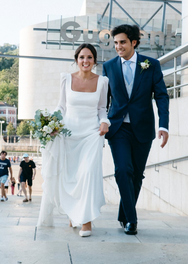 Fotografía romántica de Rubén y Julia junto al Museo Guggenheim Bilbao durante su reportaje de boda.