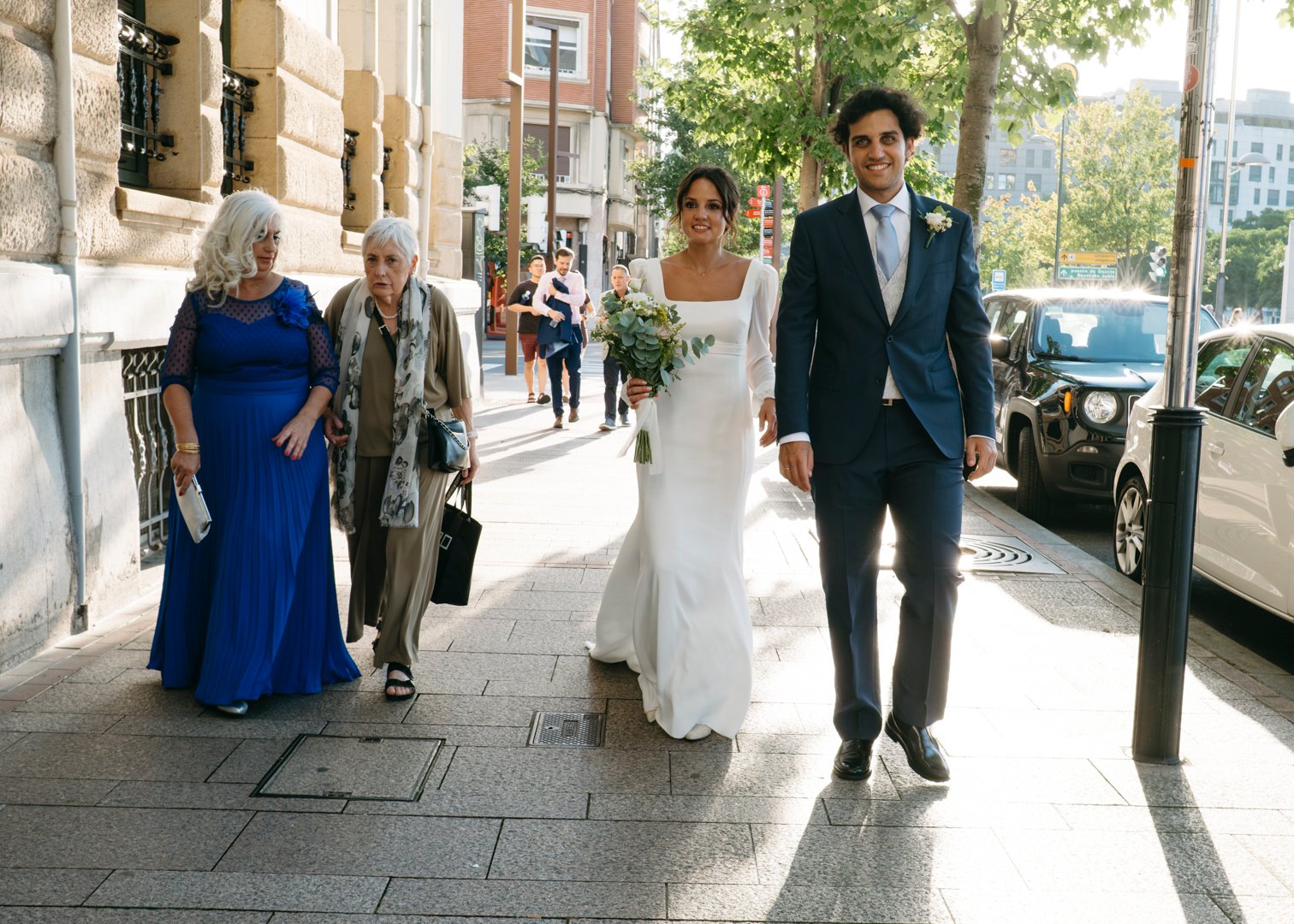 Fotografía de la celebración de boda en el Hotel The Artist Bilbao, con decoración moderna y ambiente festivo.