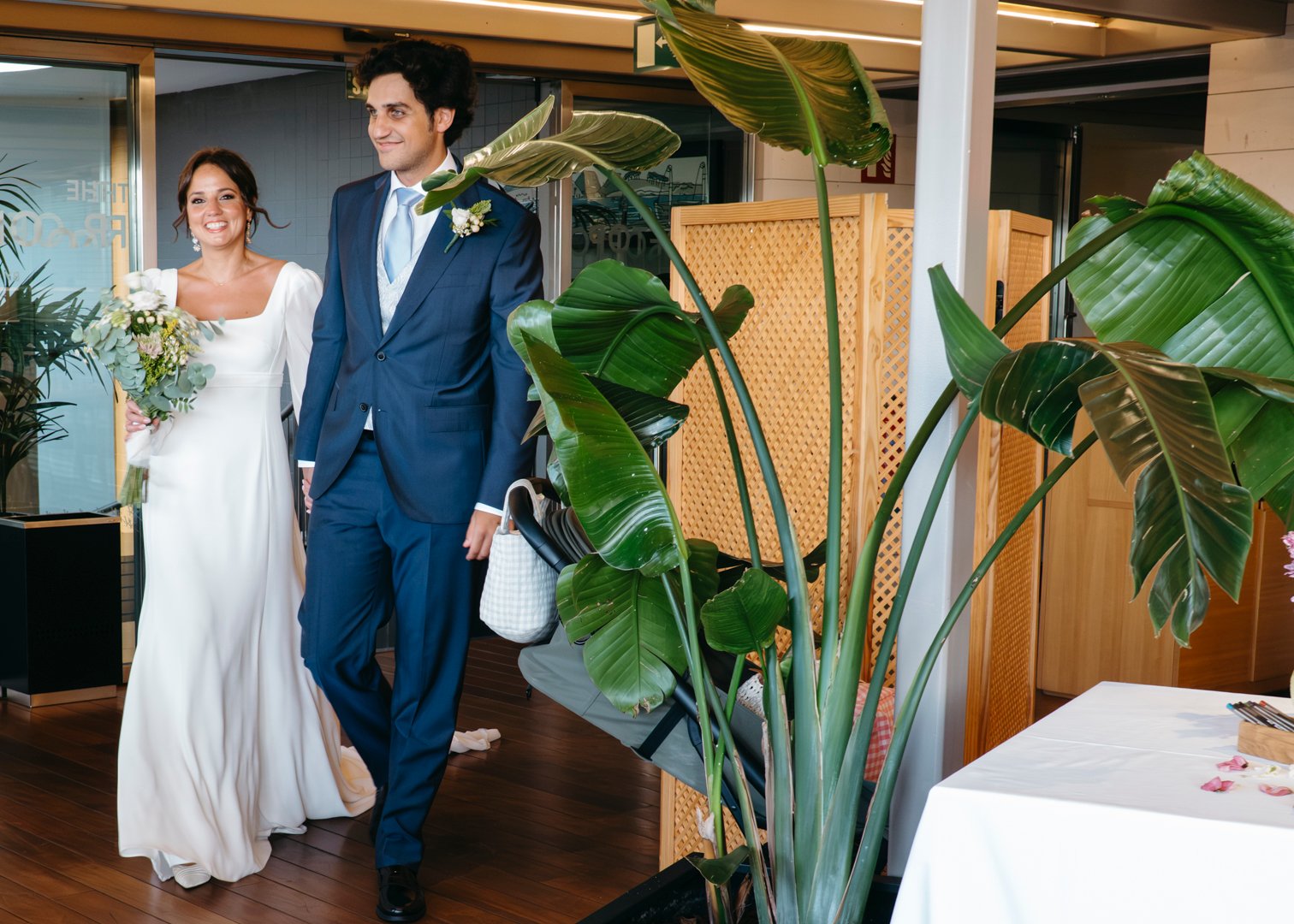 Fotografía de la celebración de boda en el Hotel The Artist Bilbao, con decoración moderna y ambiente festivo.