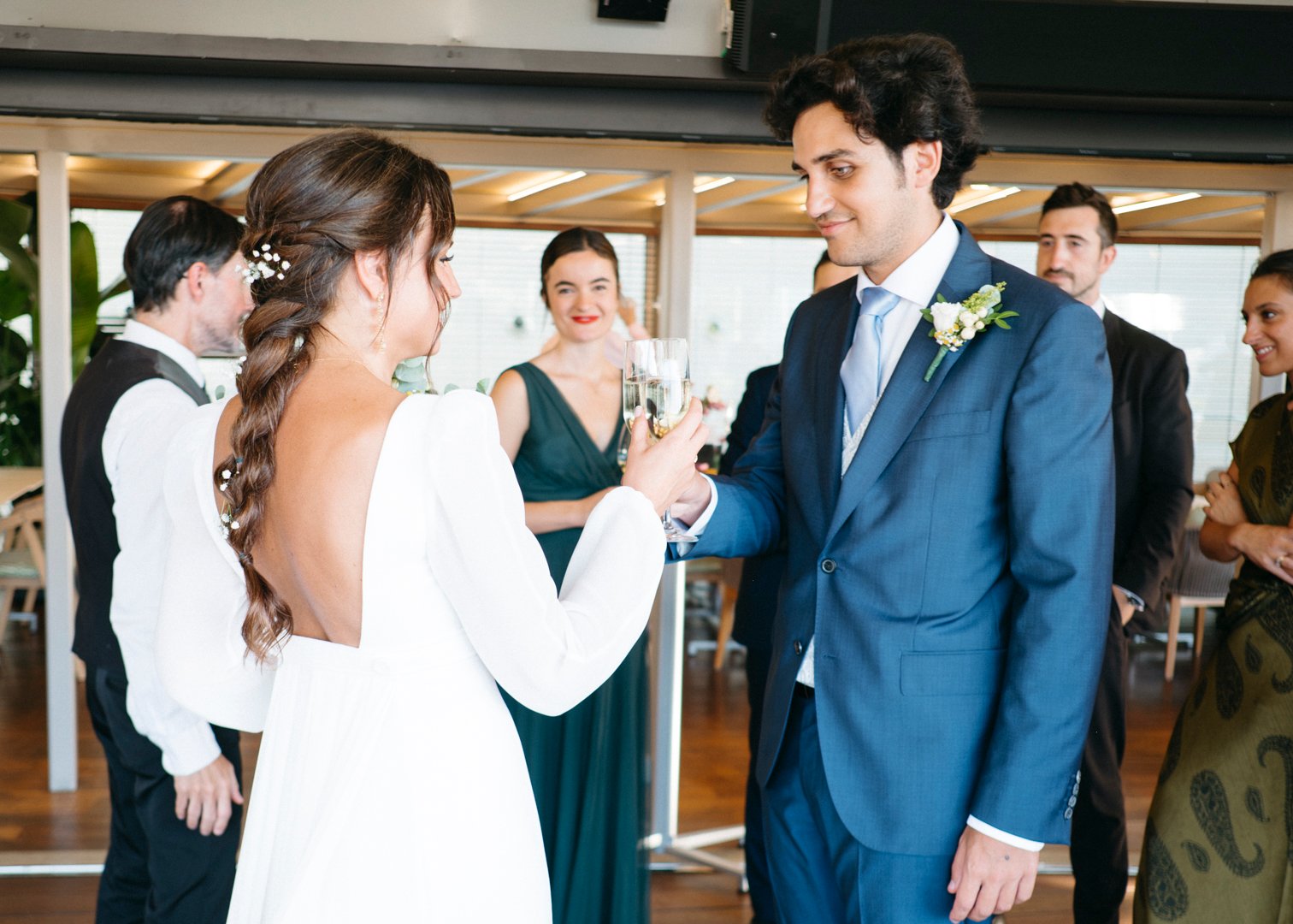 Rubén y Julia brindando con sus invitados durante el cóctel de boda en el Hotel The Artist Bilbao.