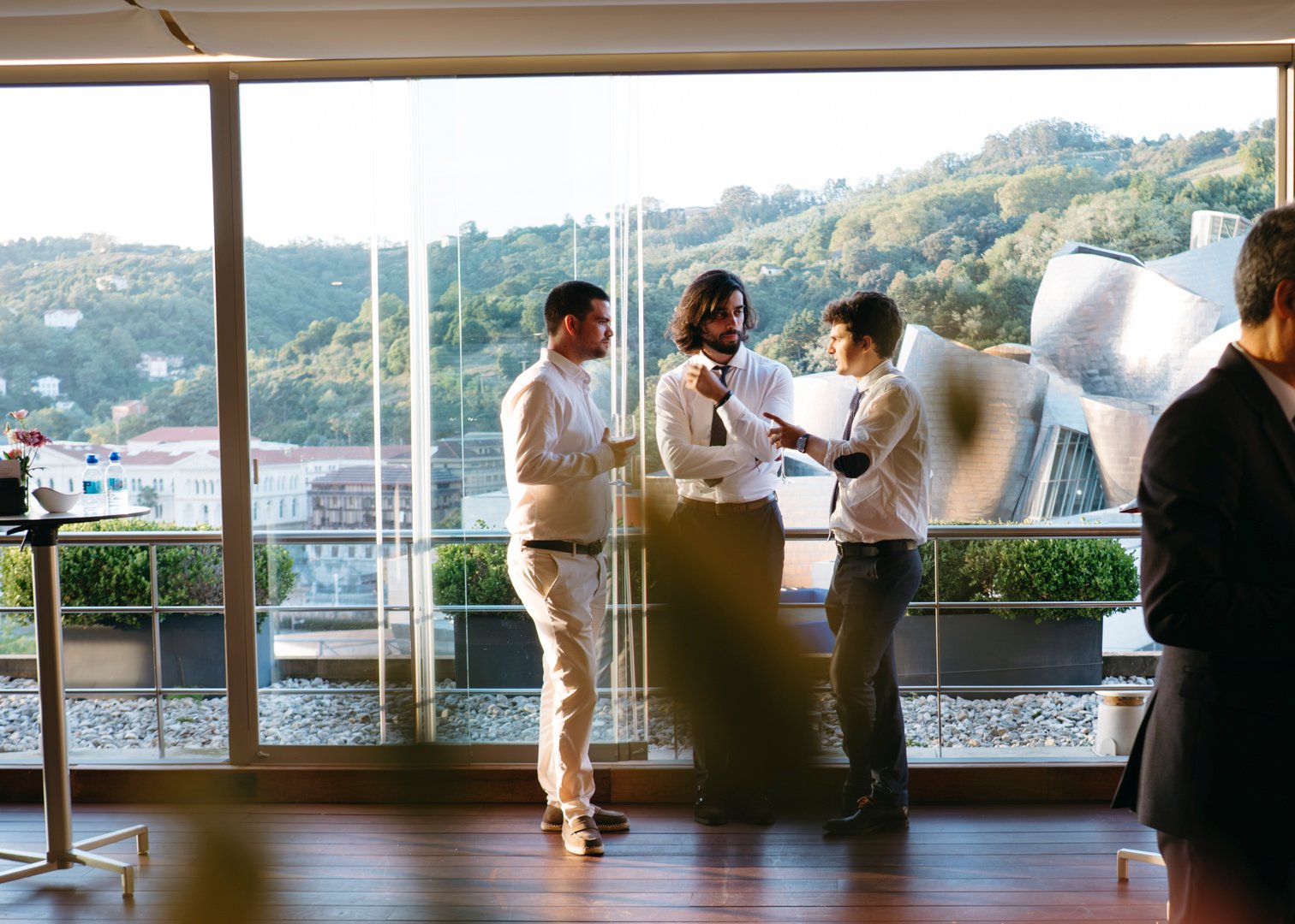 Fotografía de la celebración de boda en el Hotel The Artist Bilbao, con decoración moderna y ambiente festivo.