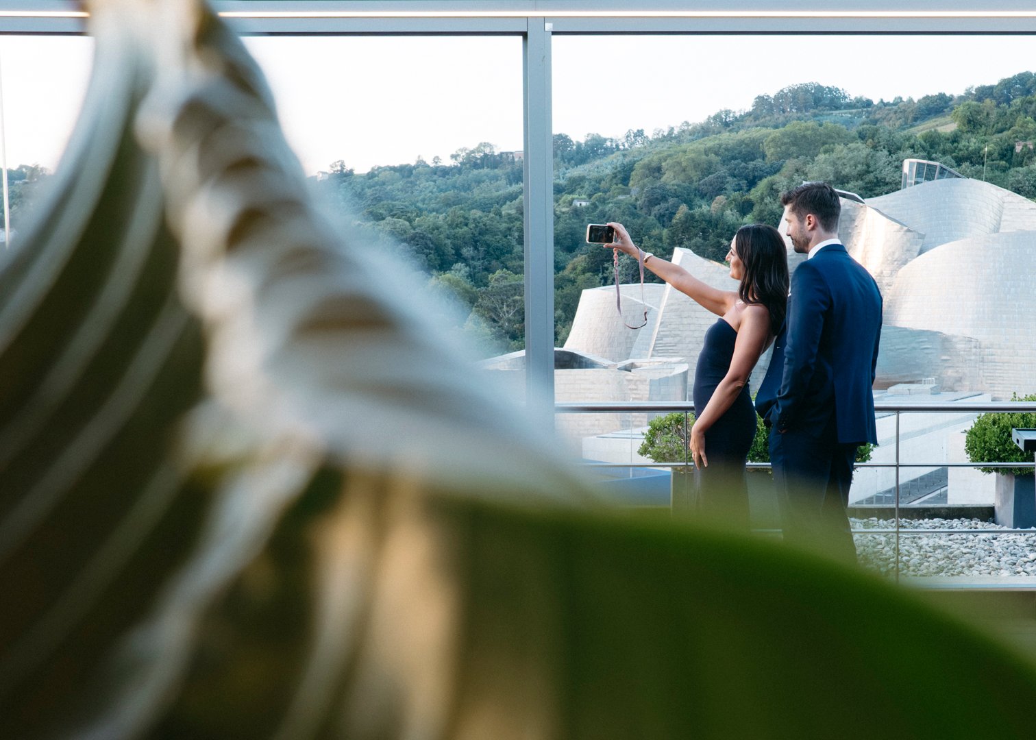 Fotografía de la celebración de boda en el Hotel The Artist Bilbao, con decoración moderna y ambiente festivo.