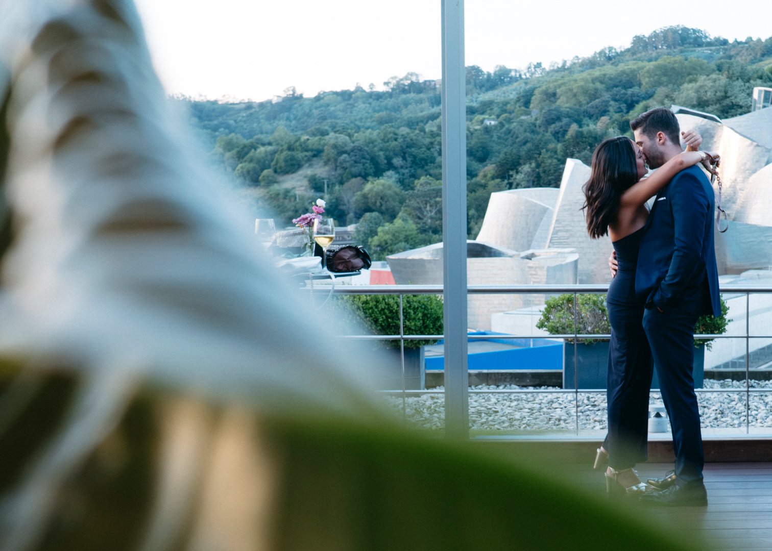 Fotografía de la celebración de boda en el Hotel The Artist Bilbao, con decoración moderna y ambiente festivo.