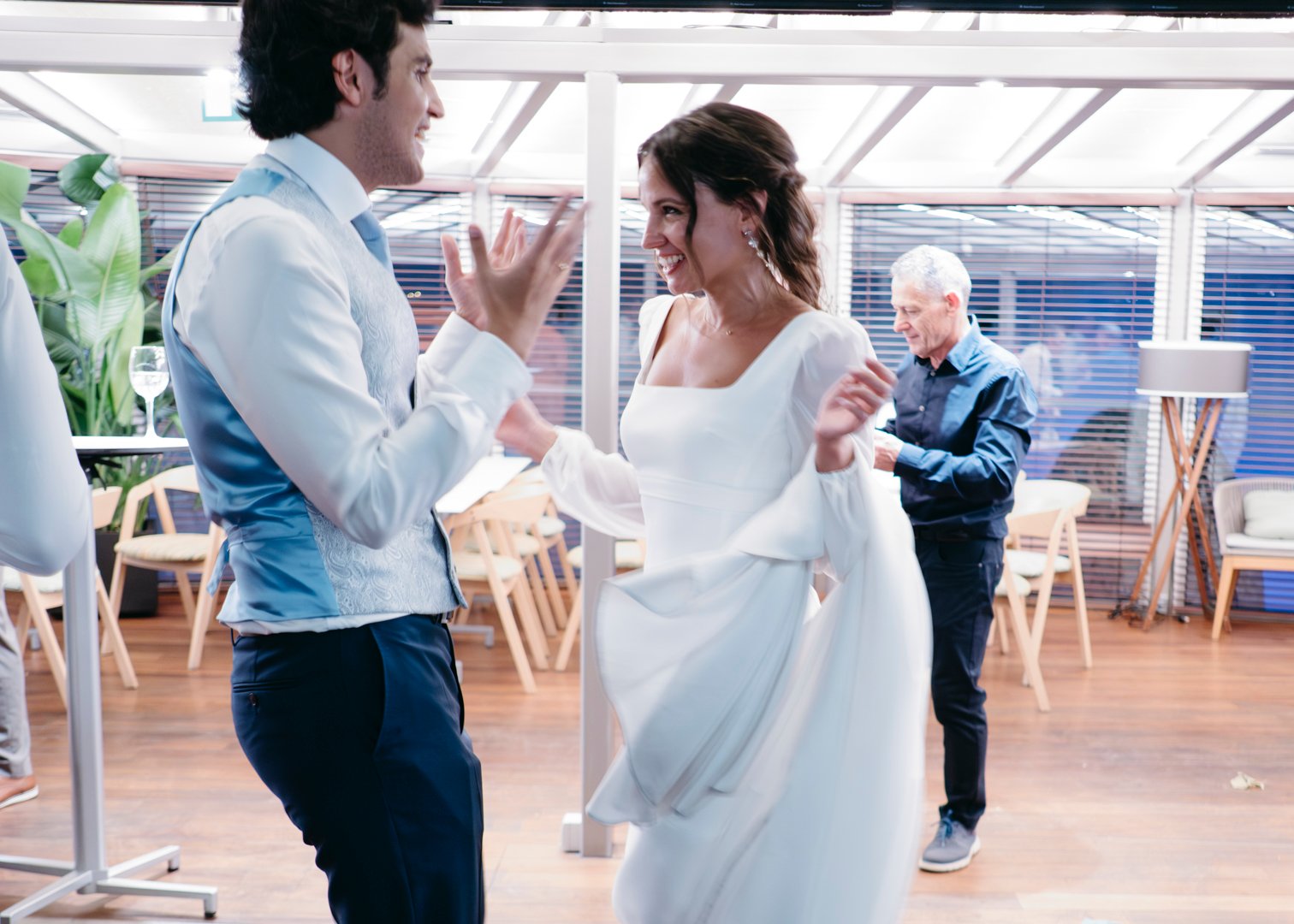 Fotografía de la celebración de boda en el Hotel The Artist Bilbao, con decoración moderna y ambiente festivo.
