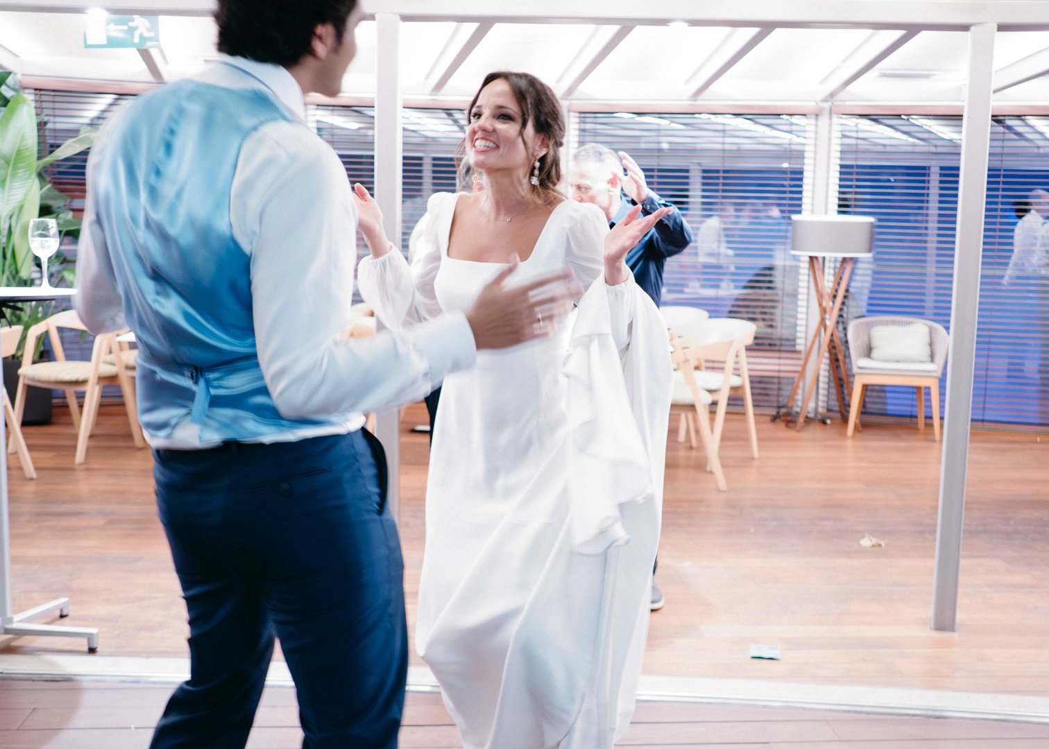 Primera danza de los novios en el salón del Hotel The Artist Bilbao, fotografía de boda natural y emocional.