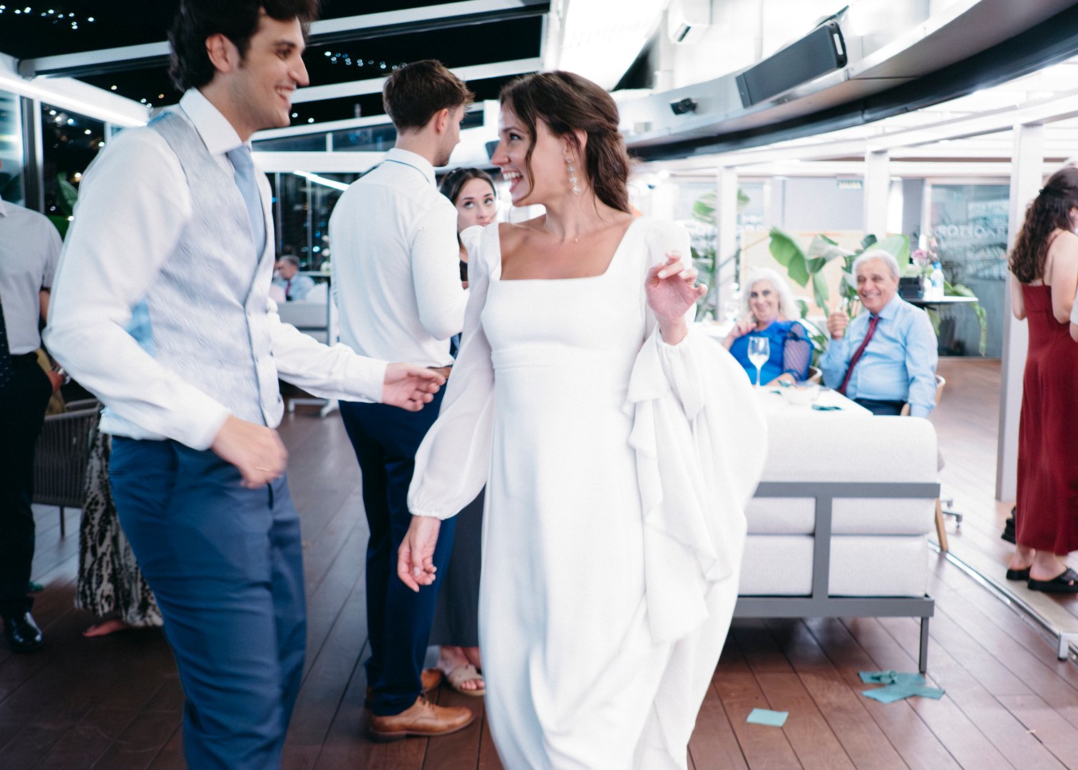 Primera danza de los novios en el salón del Hotel The Artist Bilbao, fotografía de boda natural y emocional.