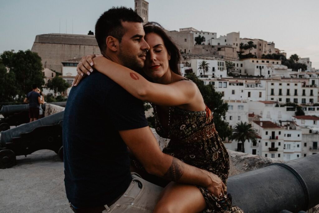 Retrato íntimo de pareja mirándose con ternura, fotografía con luz suave.