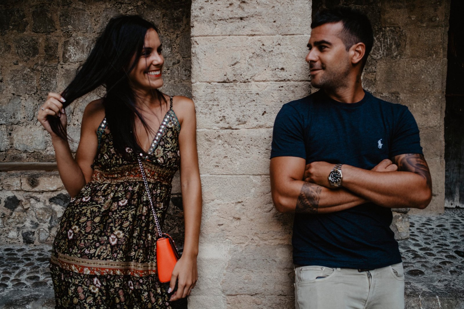 Fotografía urbana de pareja caminando junto al Puente de La Salve, Bilbao.