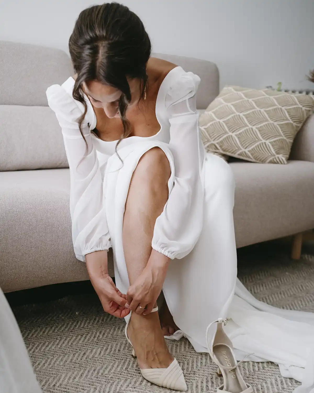 Retrato de pareja con reflejos sobre la ría de Bilbao frente al Museo Guggenheim, fotografía de boda moderna y artística.