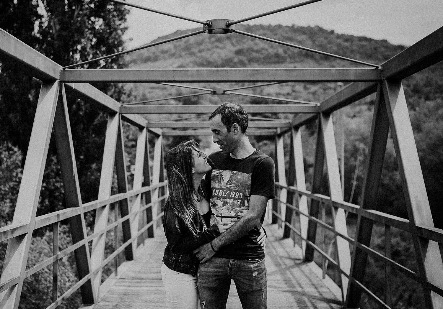 Fotografía creativa de pareja reflejada en cristales durante su sesión fotográfica.