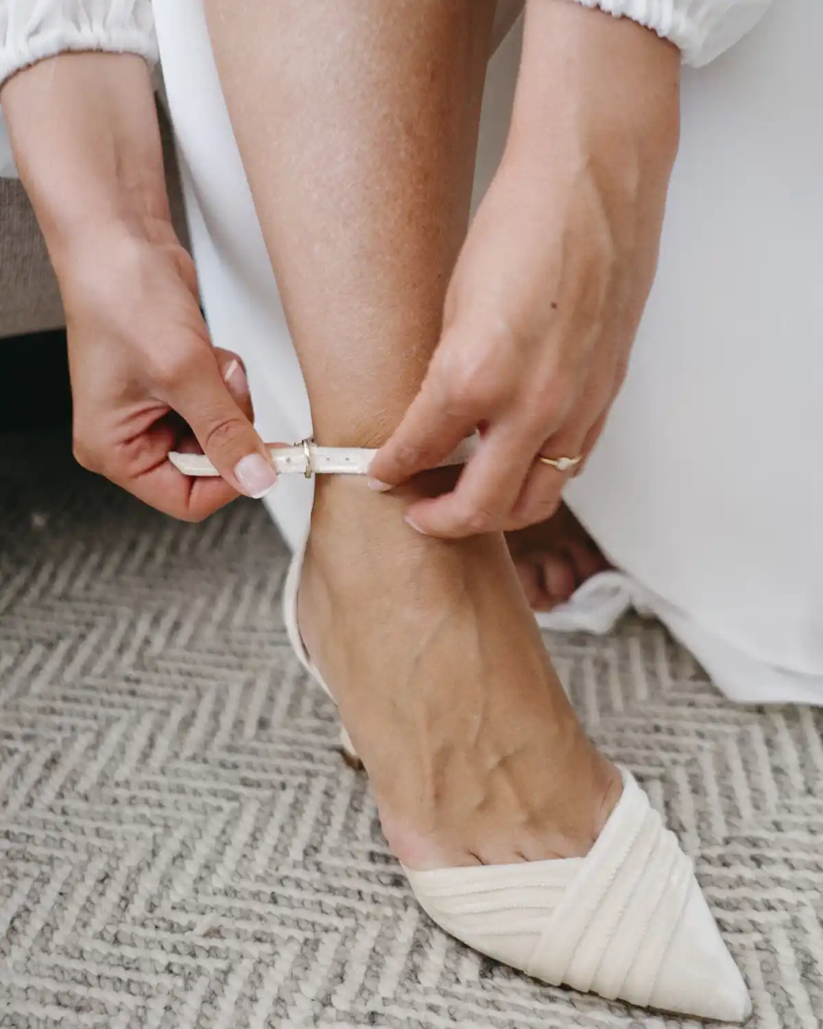 Fotografía romántica de Rubén y Julia junto al Museo Guggenheim Bilbao durante su reportaje de boda.