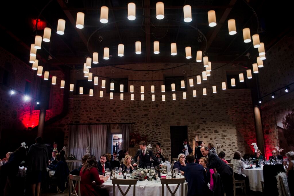 Portafolio 26 Novios brindando con copas de champán en el elegante salón Komentu Maitea