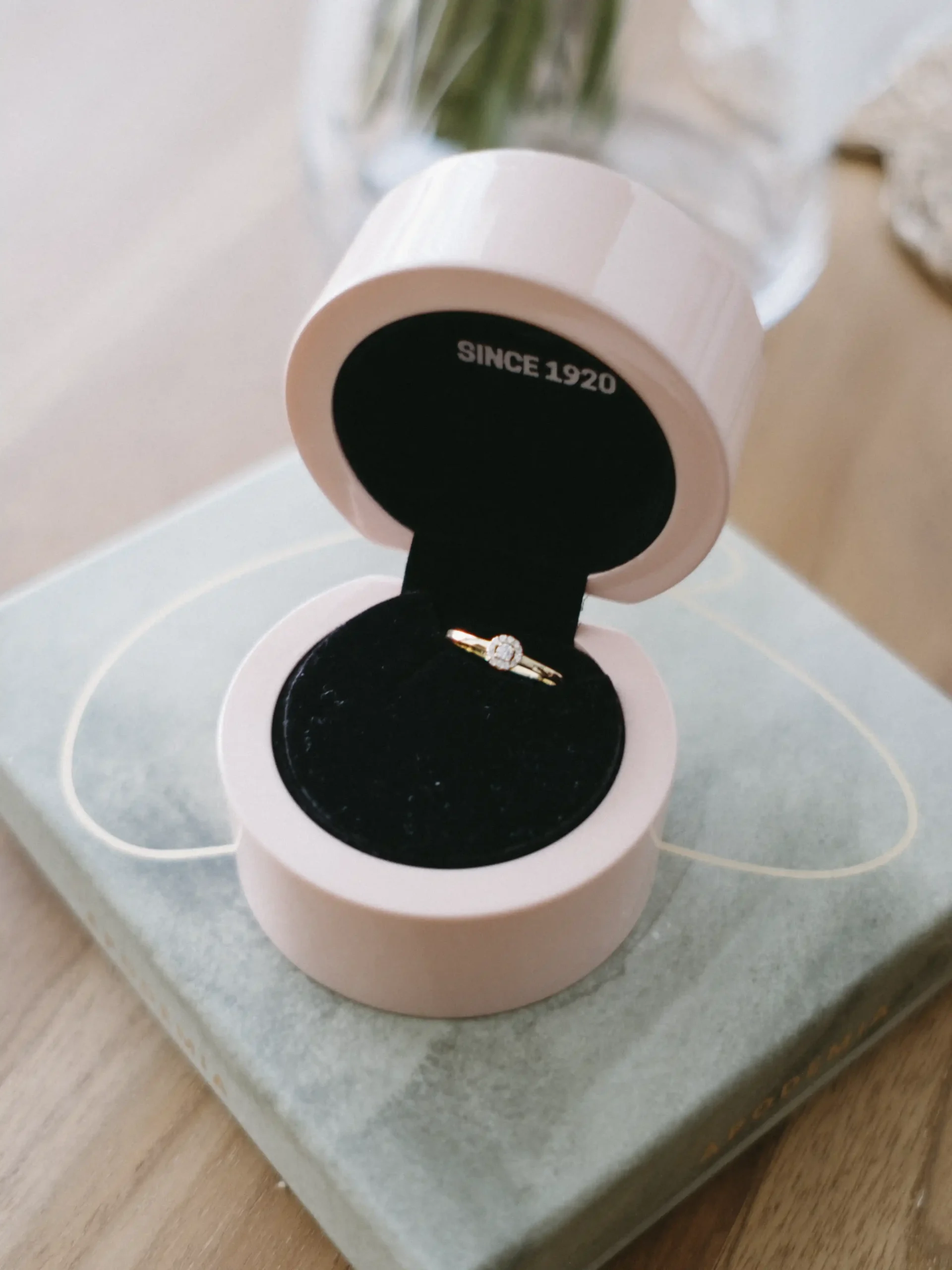 Detalle floral y decoración del altar en la ceremonia de boda en la Universidad de Deusto, Bilbao.
