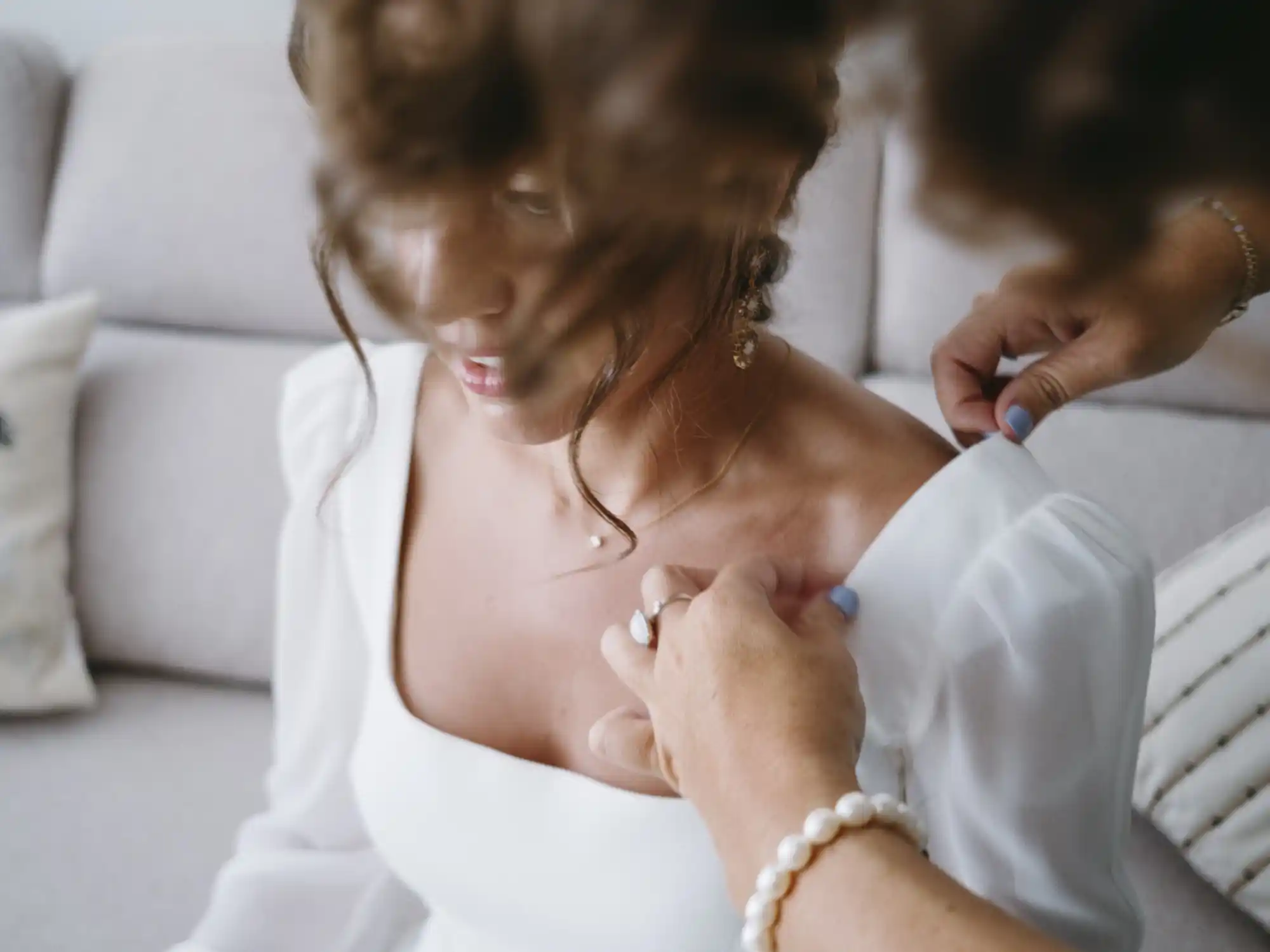 Detalle floral y decoración del altar en la ceremonia de boda en la Universidad de Deusto, Bilbao.