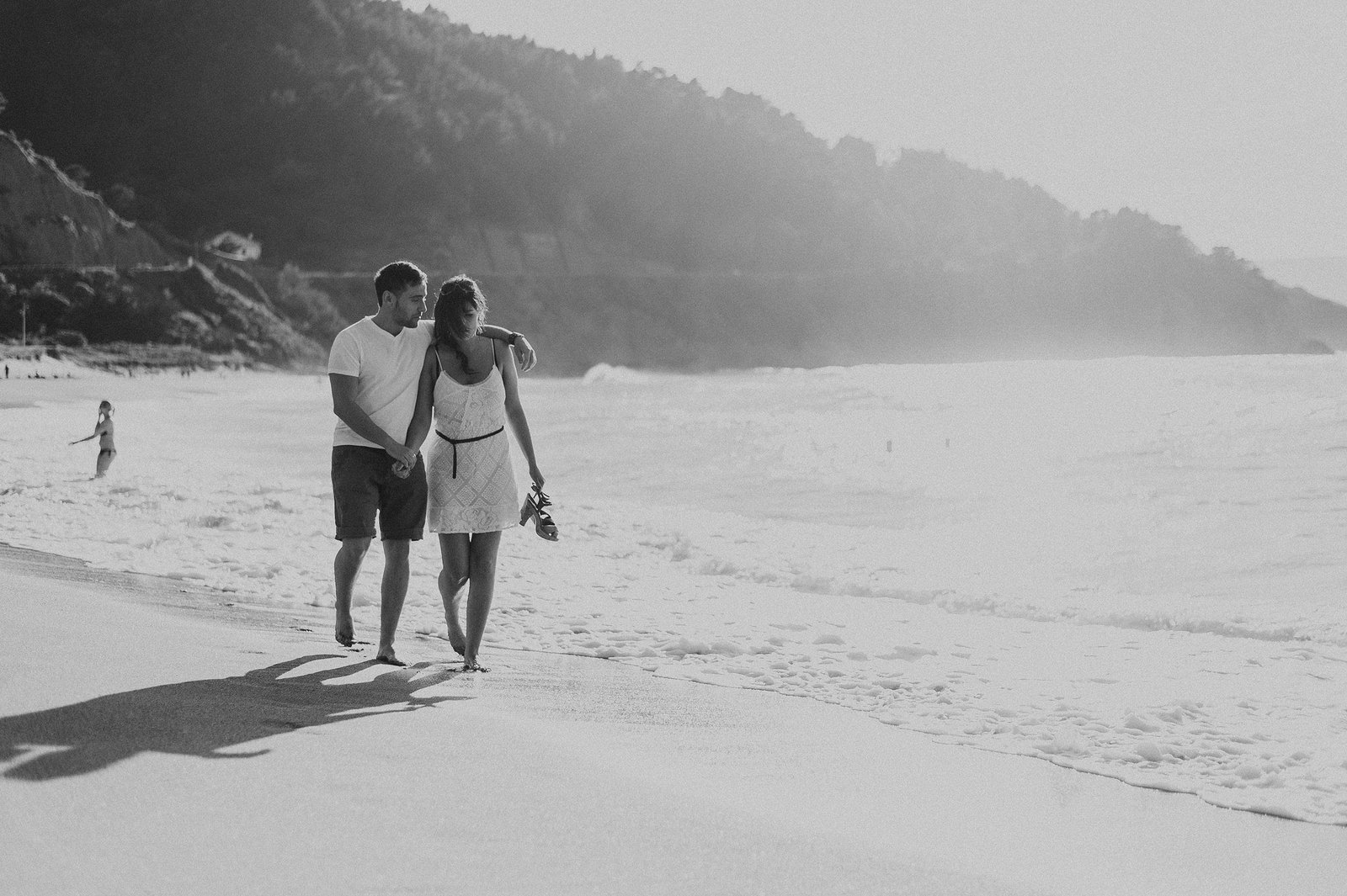 Fotografía emocional en blanco y negro que resalta la conexión entre la pareja.