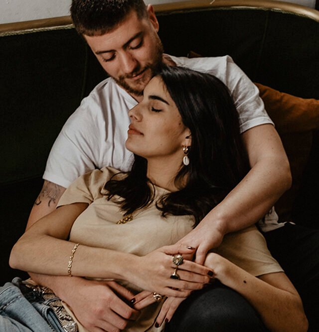 Fotografía urbana y elegante de pareja con un estilo moderno y minimalista.